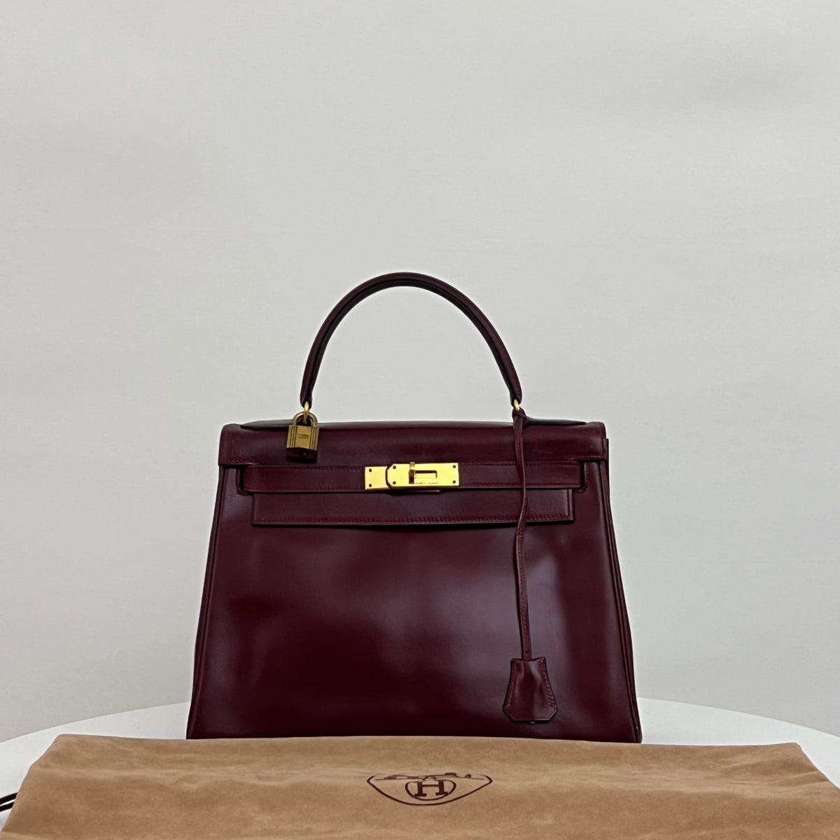 HERMÈS Kelly 28 Bordeaux Retourné Box Leather Bag