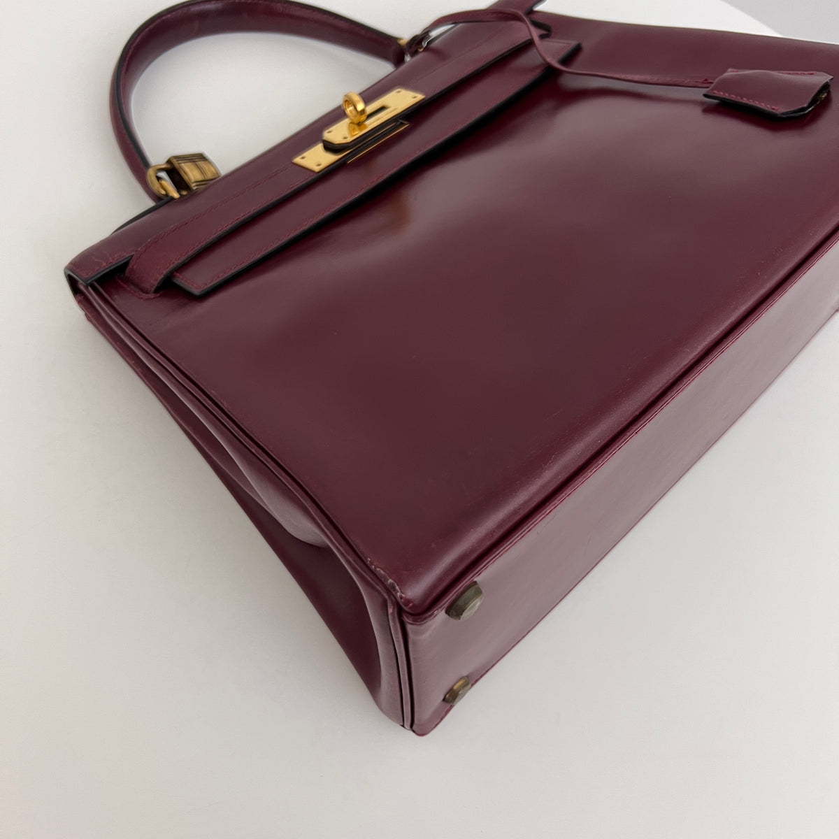 HERMÈS Kelly 28 Bordeaux Retourné Box Leather Bag