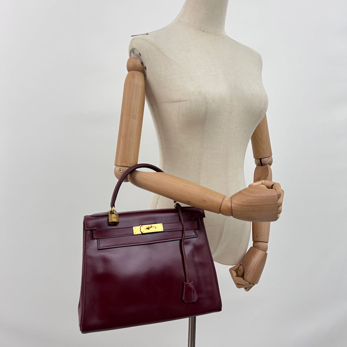 HERMÈS Kelly 28 Bordeaux Retourné Box Leather Bag