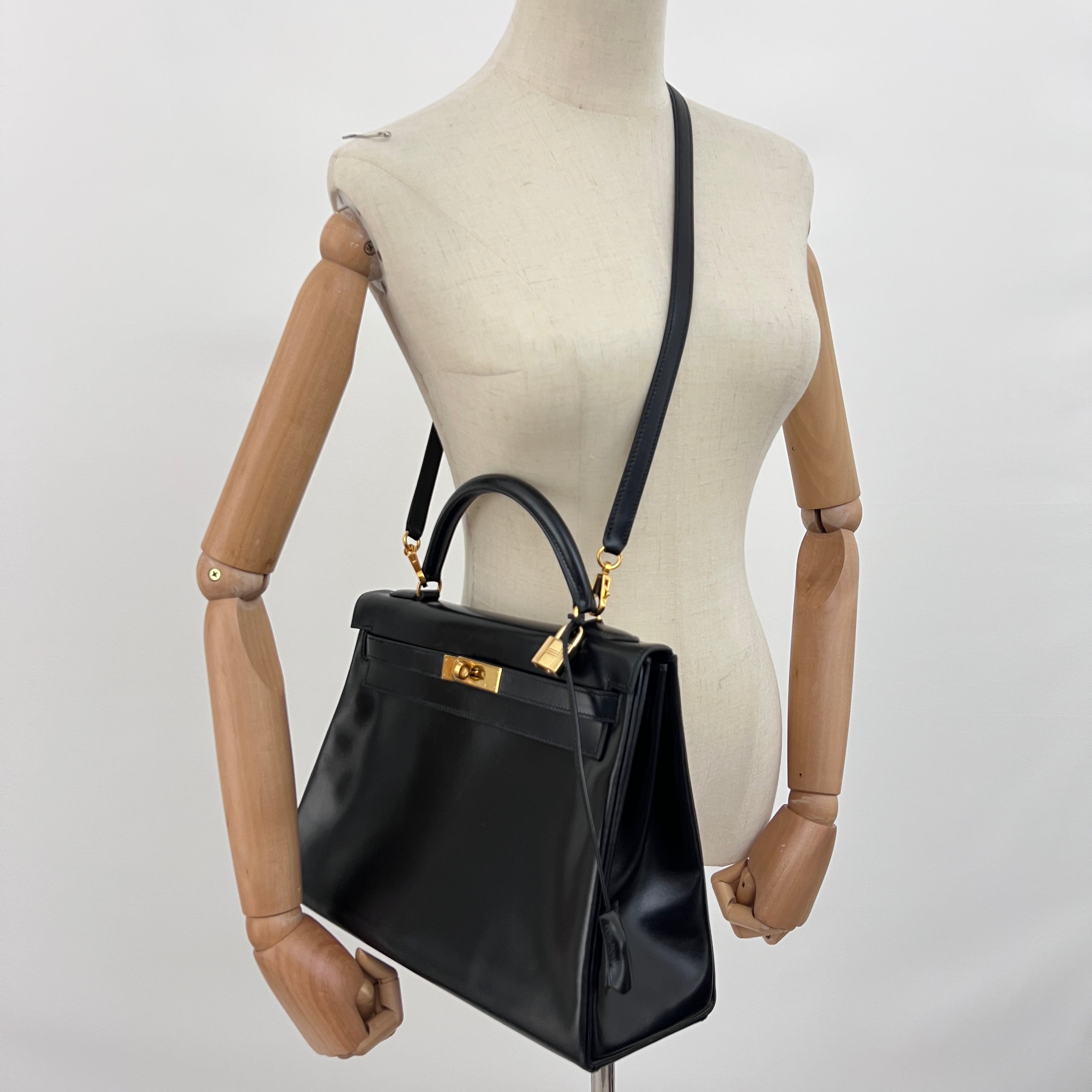 HERMÈS Kelly 32 black retourne box leather shoulder bag