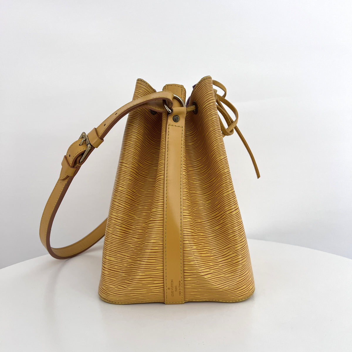 Sac LOUIS VUITTON Noé Petit cuir épi jaune vintage 1995