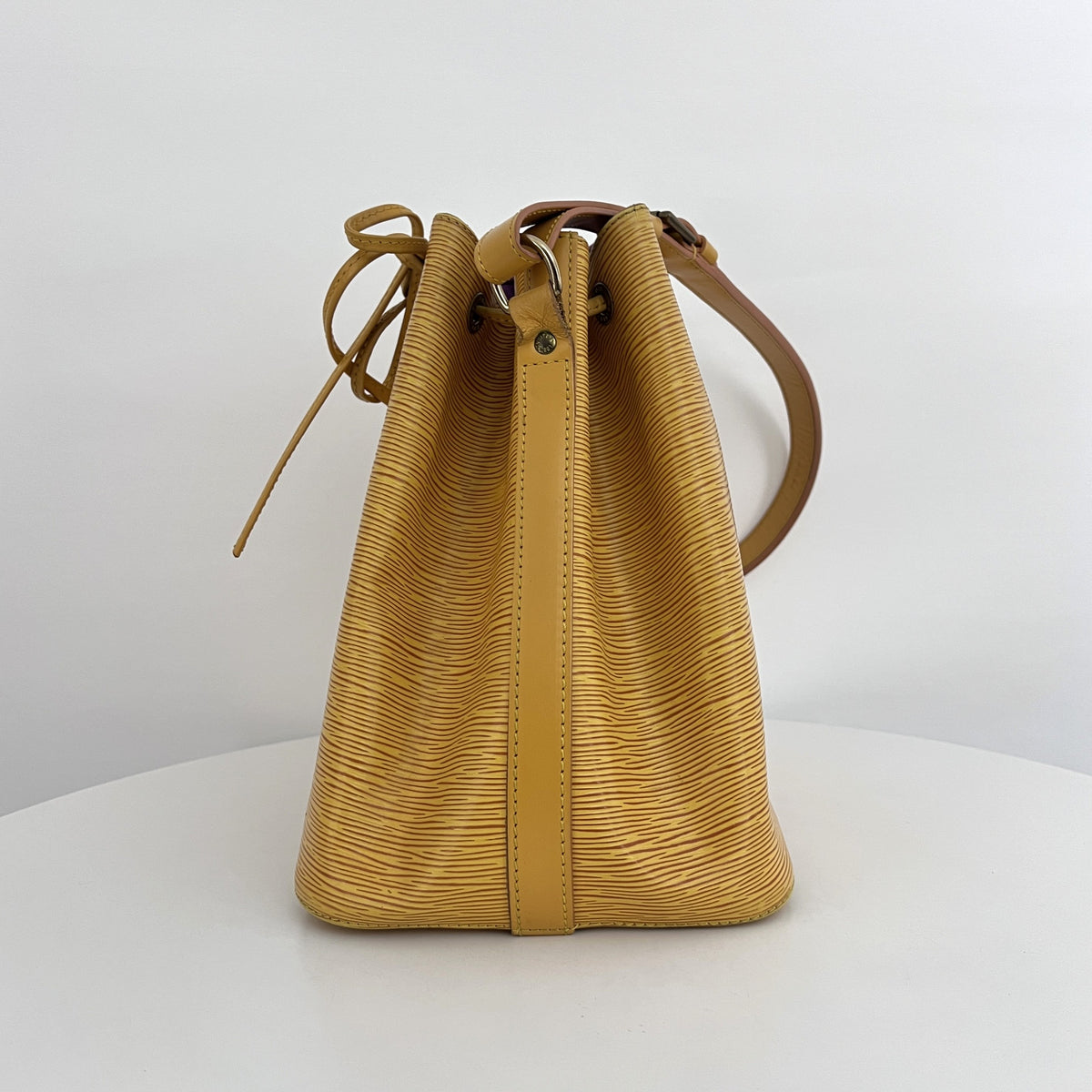 Sac LOUIS VUITTON Noé Petit cuir épi jaune vintage 1995