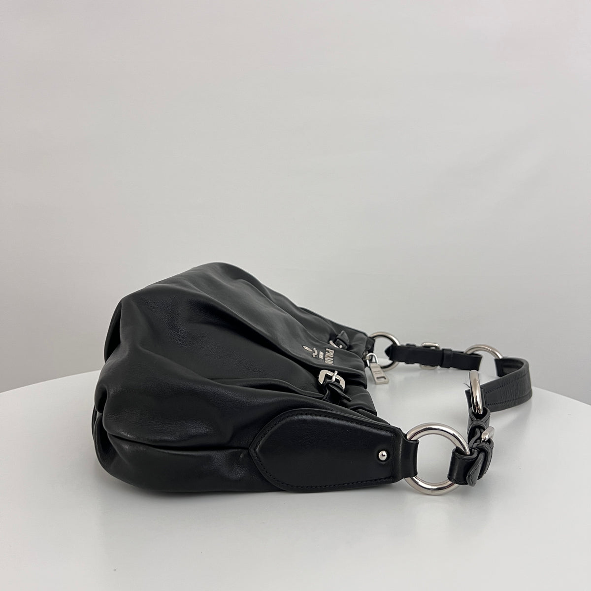 Sac PRADA Hobo Buckle cuir lisse noir