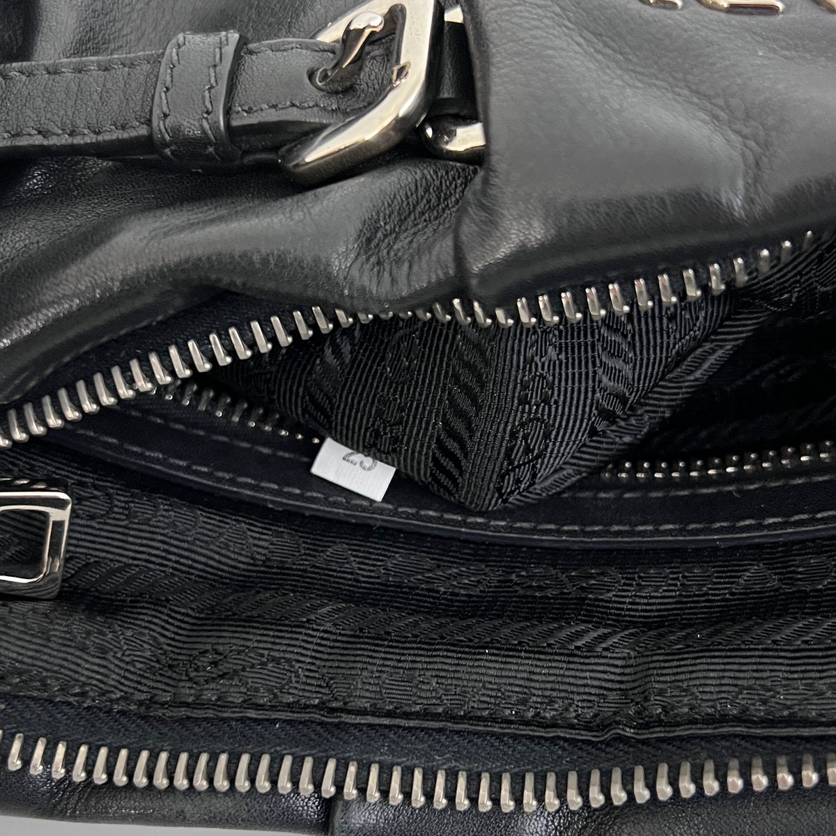 Sac PRADA Hobo Buckle cuir lisse noir