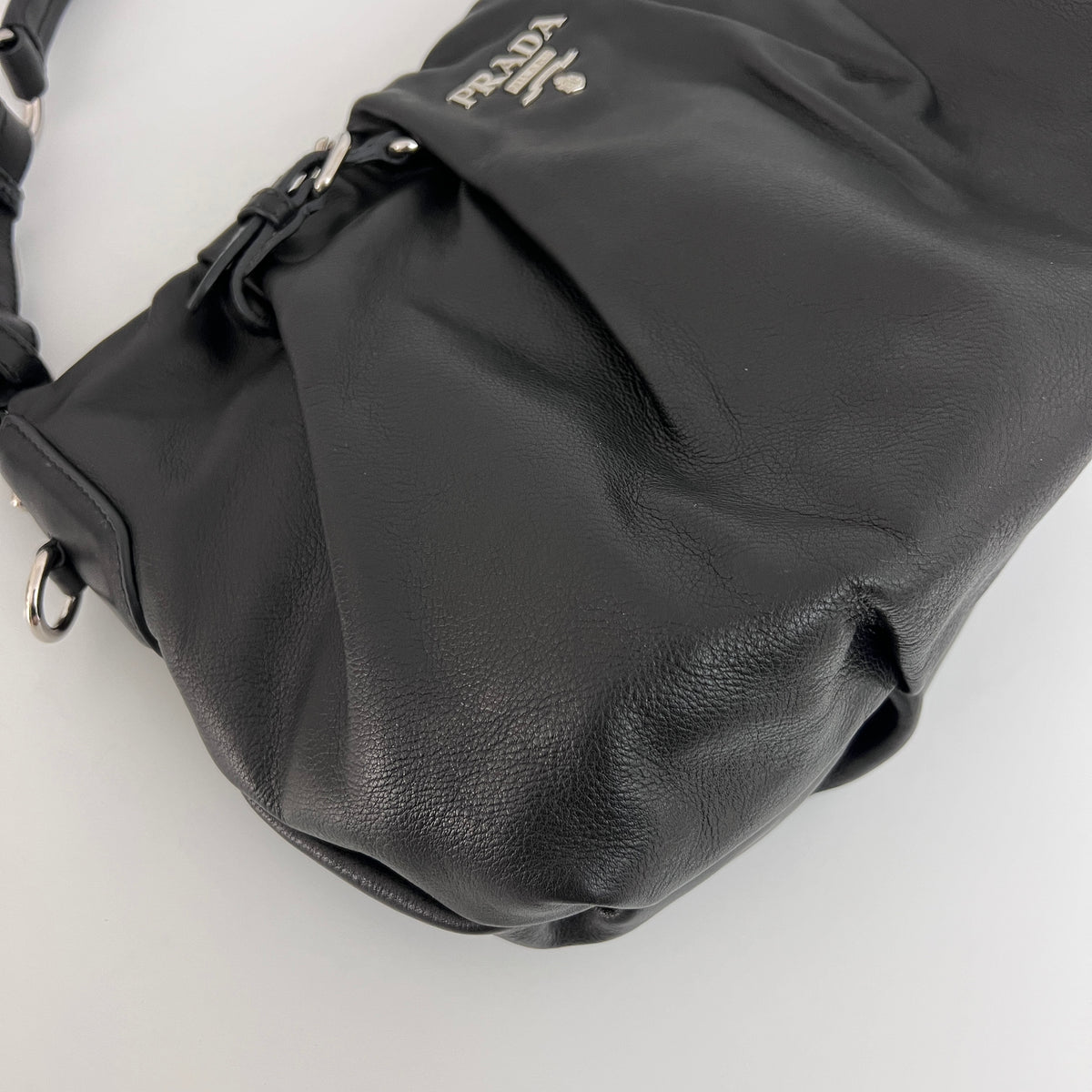 Sac PRADA Hobo Buckle cuir lisse noir
