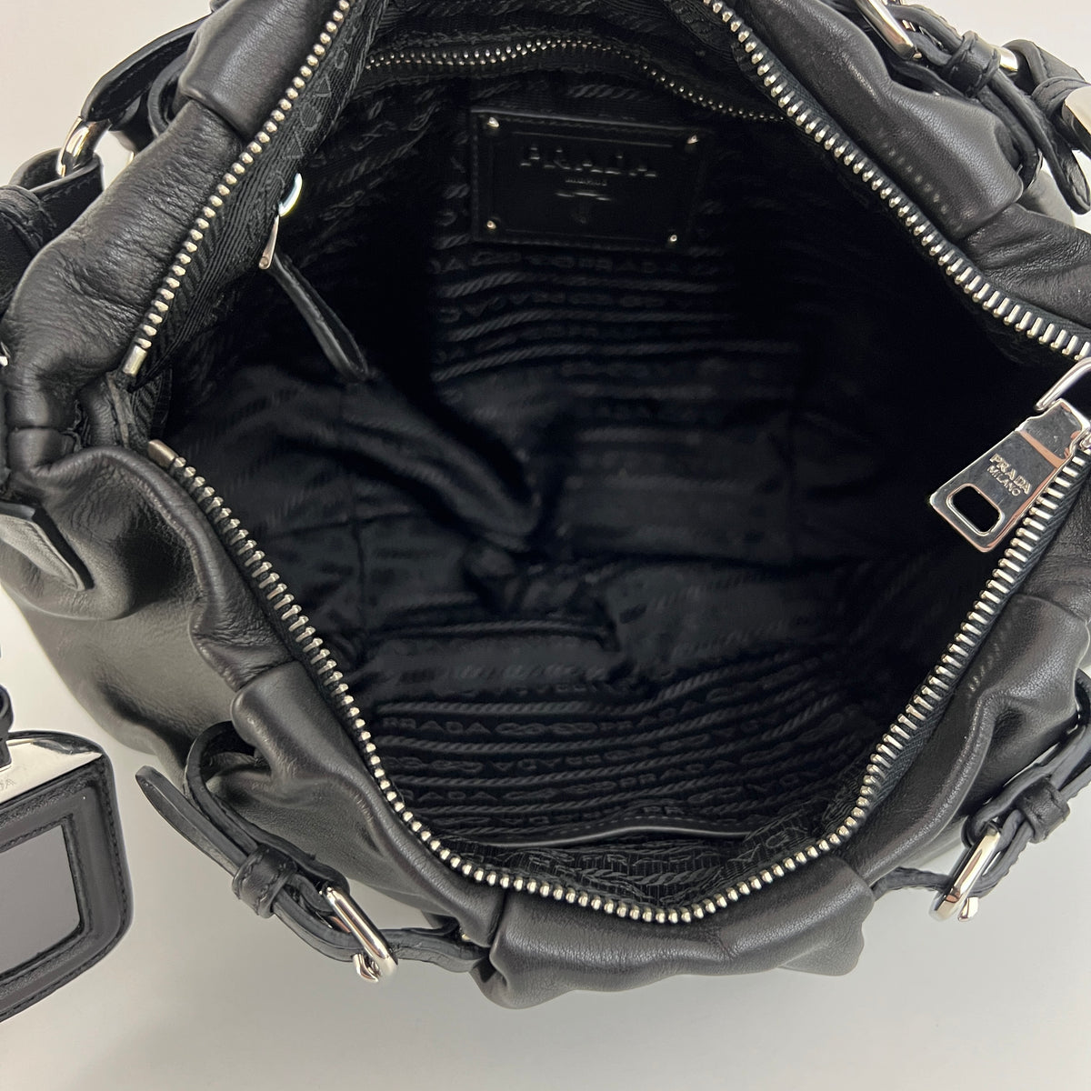 Sac PRADA Hobo Buckle cuir lisse noir
