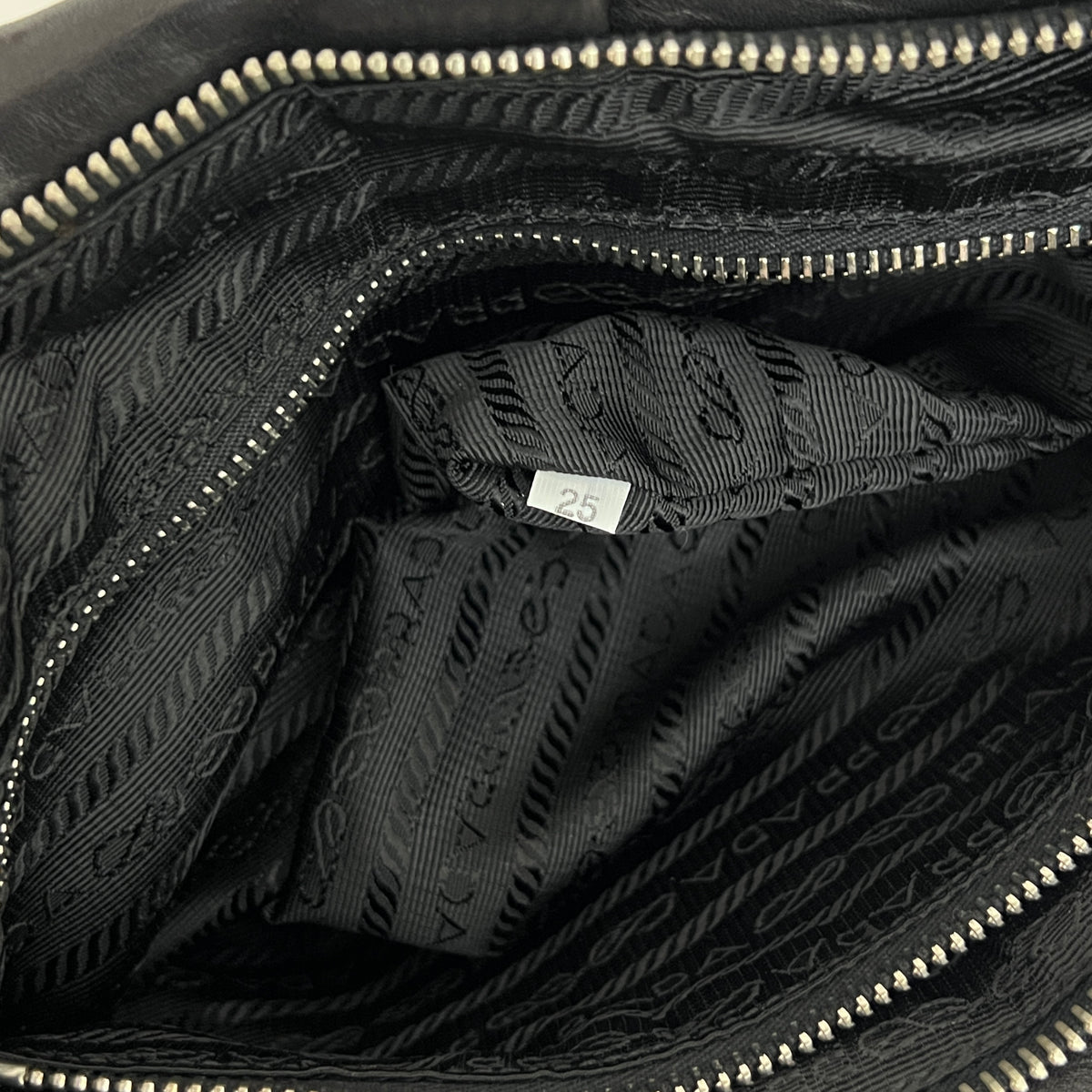 Sac PRADA Hobo Buckle cuir lisse noir