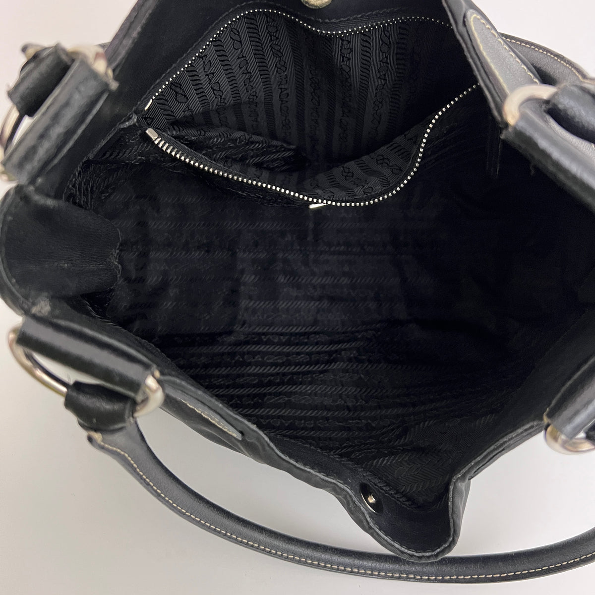 Sac PRADA Hobo nylon et cuir noir