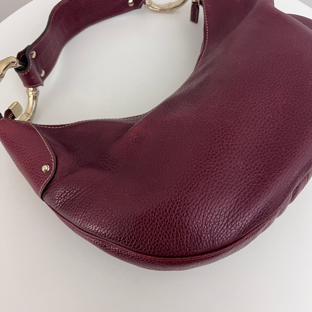 Sac GUCCI Bamboo Ring Half Moon cuir grainé bordeaux