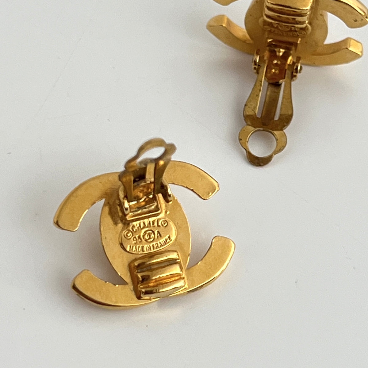 Boucles d'oreilles CHANEL CC Clip On 1995 Autonme-Hiver