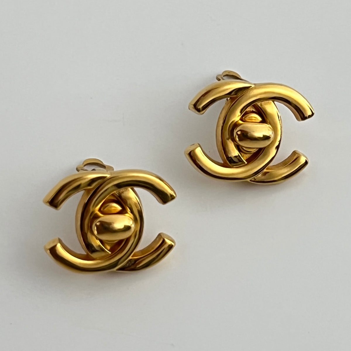 Boucles d'oreilles CHANEL CC Clip On 1995 Autonme-Hiver