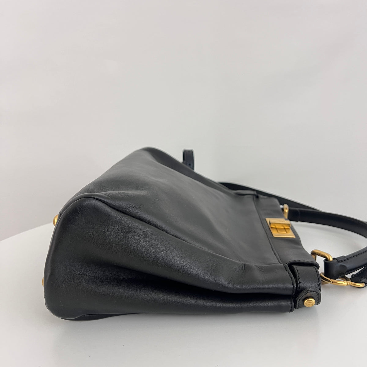 Sac à bandoulière FENDI Peekaboo cuir lisse noir