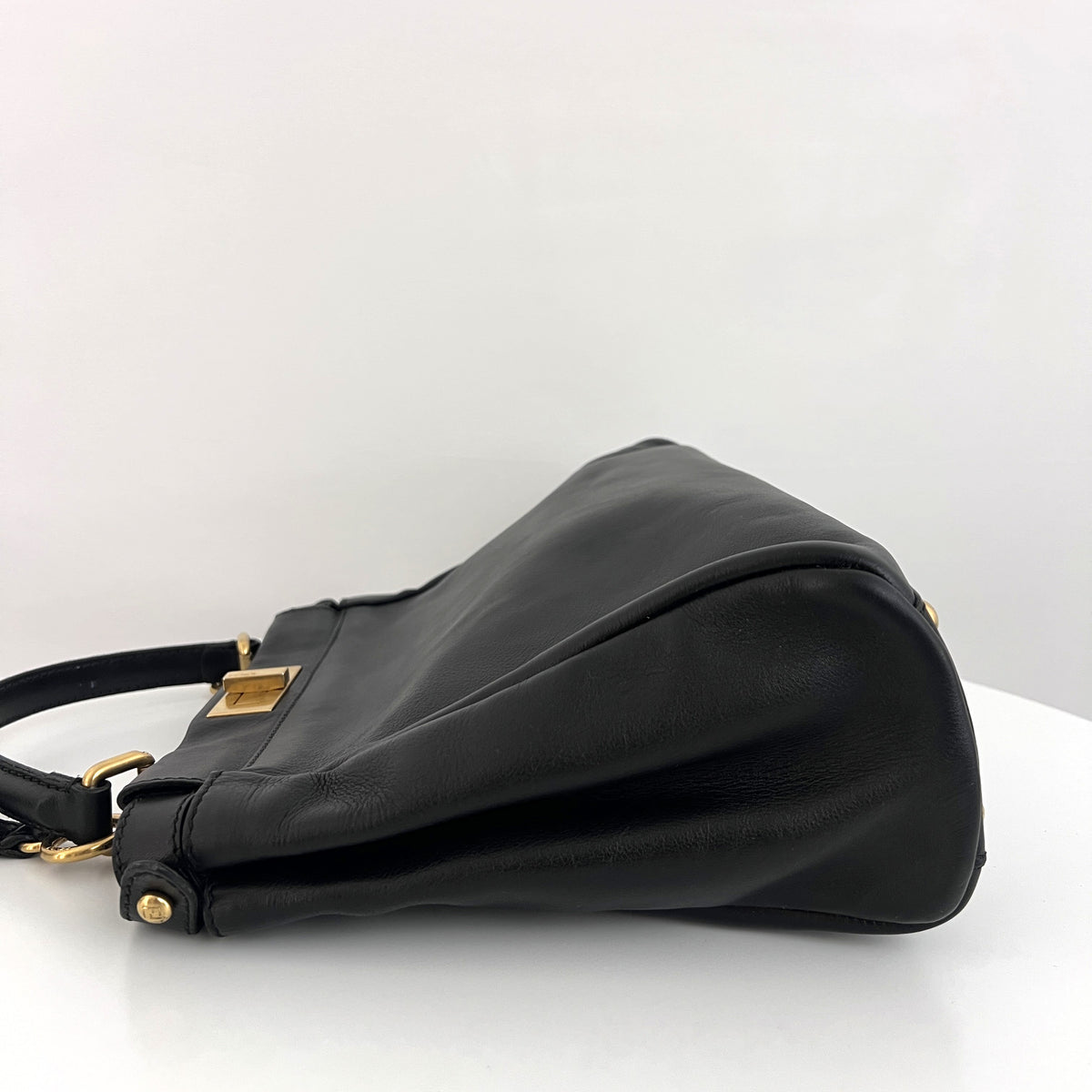 Sac à bandoulière FENDI Peekaboo cuir lisse noir