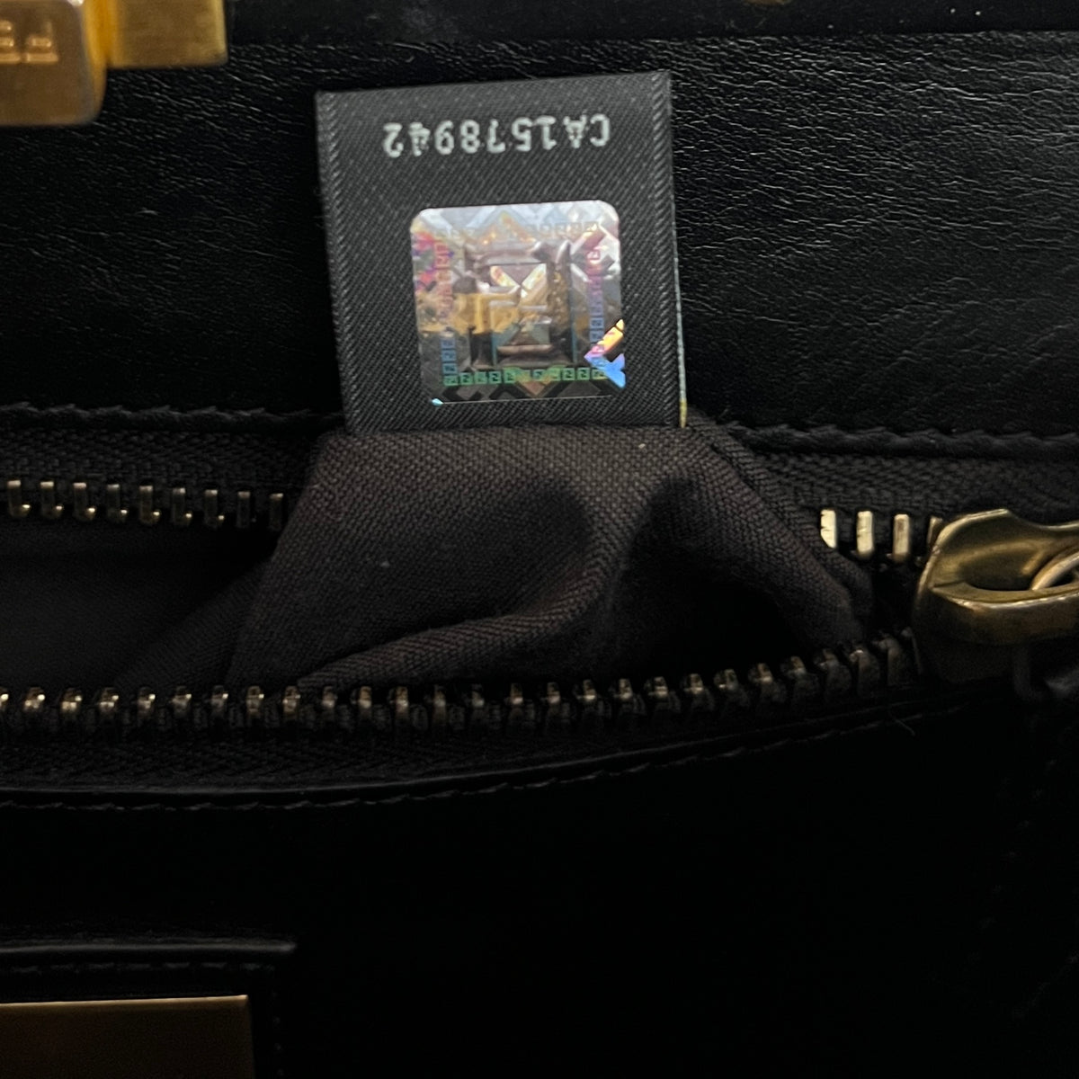 Sac à bandoulière FENDI Peekaboo cuir lisse noir
