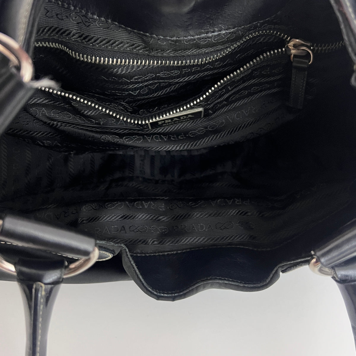 Sac PRADA Hobo nylon et cuir noir