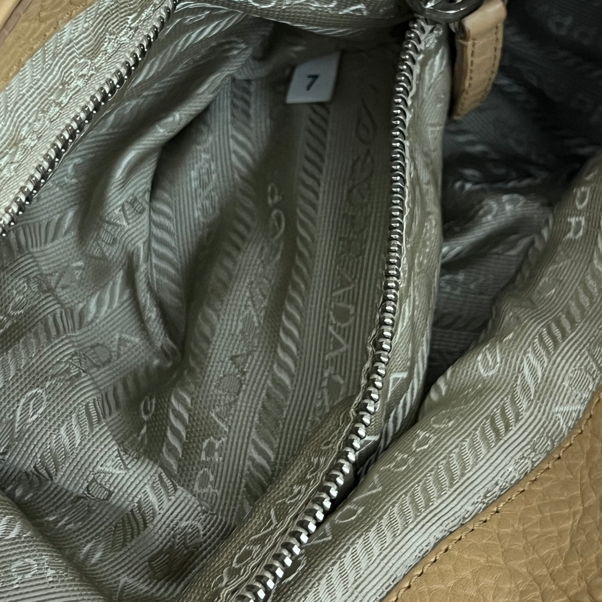 Sac PRADA Hobo cuir grainé beige