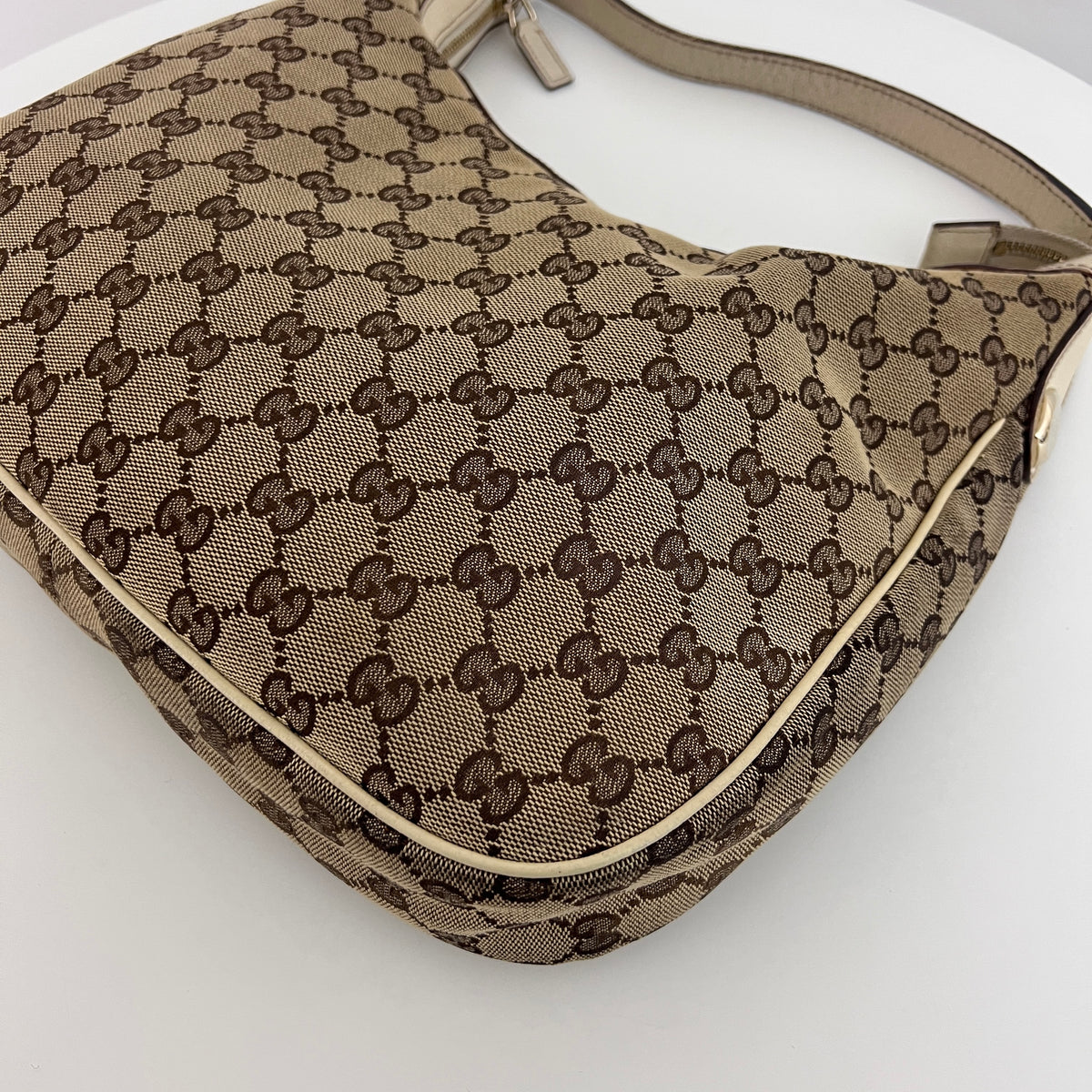 Sac GUCCI Hobo GG toile et cuir beige