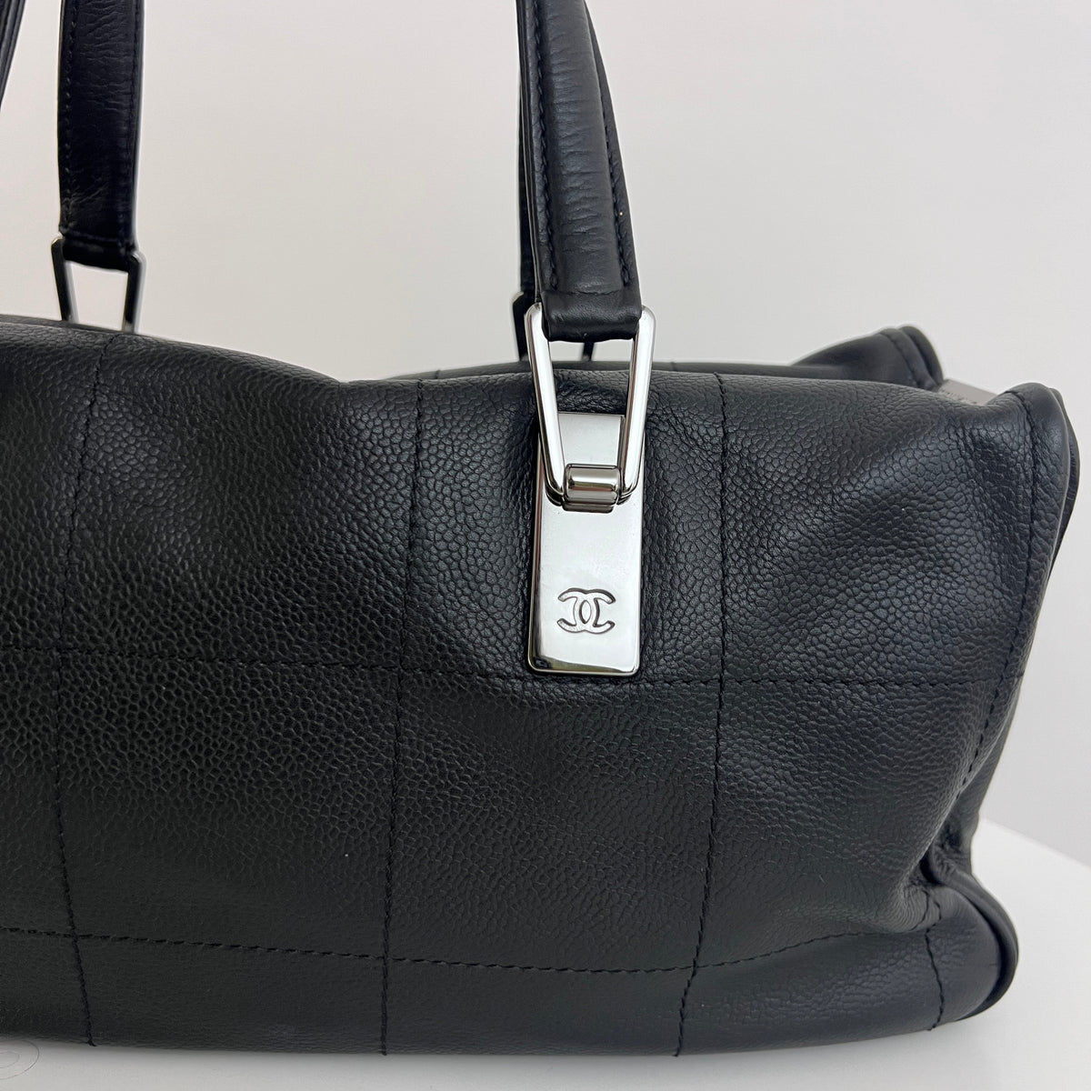 Sac CHANEL Boston Chocolate Bar cuir caviar noir vintage 2003-2004