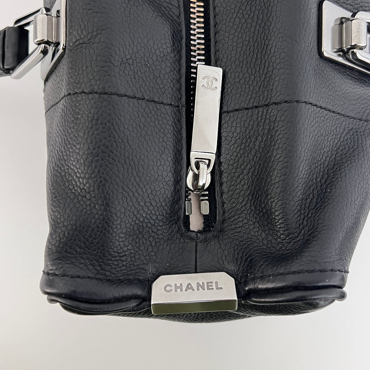Sac CHANEL Boston Chocolate Bar cuir caviar noir vintage 2003-2004