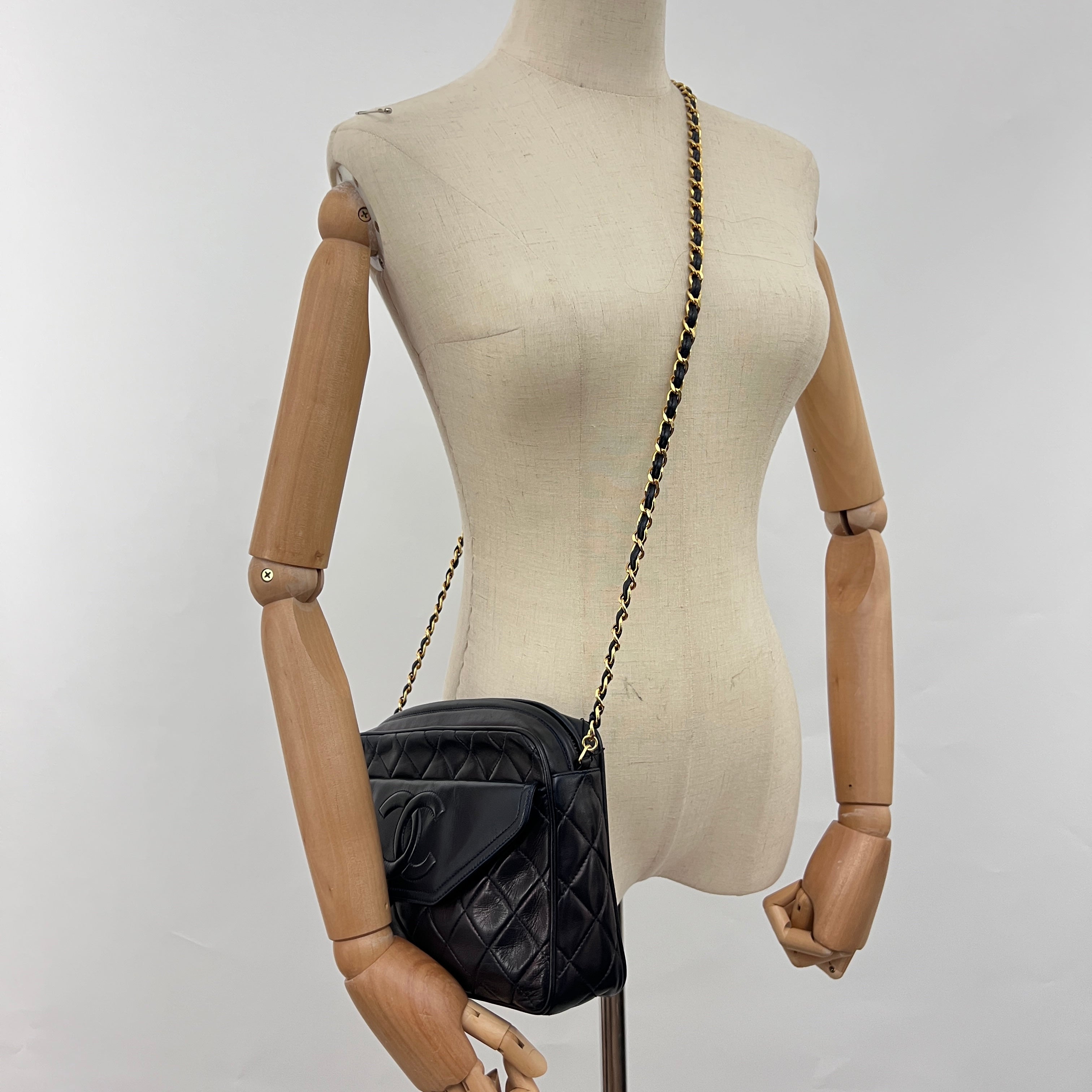 Sac à bandoulière CHANEL Camera Bag cuir d'agneau bleu marine vintage 1989-1991