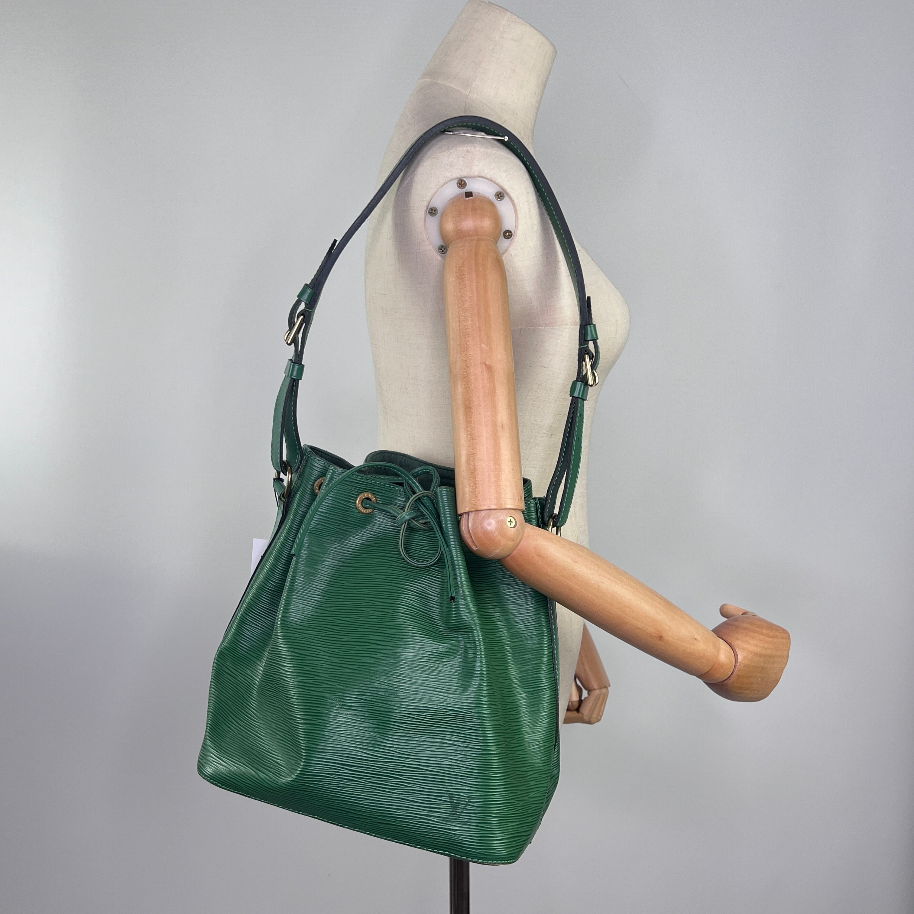 Sac à main LOUIS VUITTON Noé cuir vert