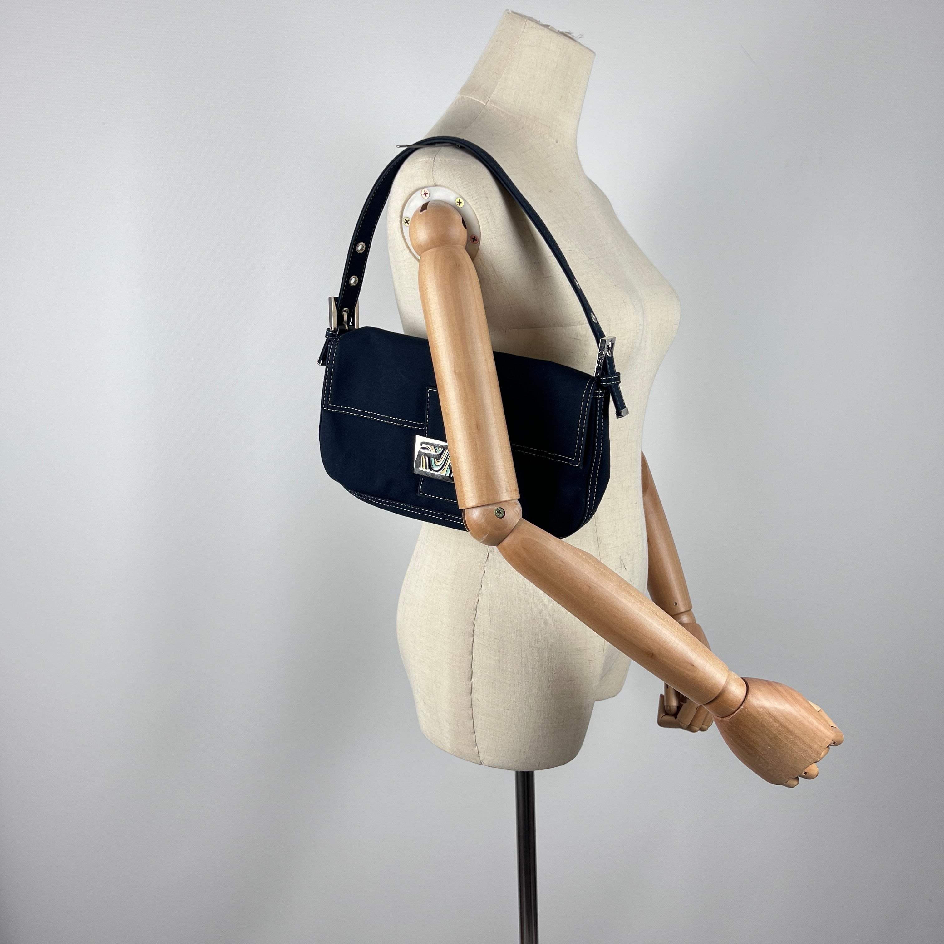 Sac à main FENDI Mamma Baguette denim bleu
