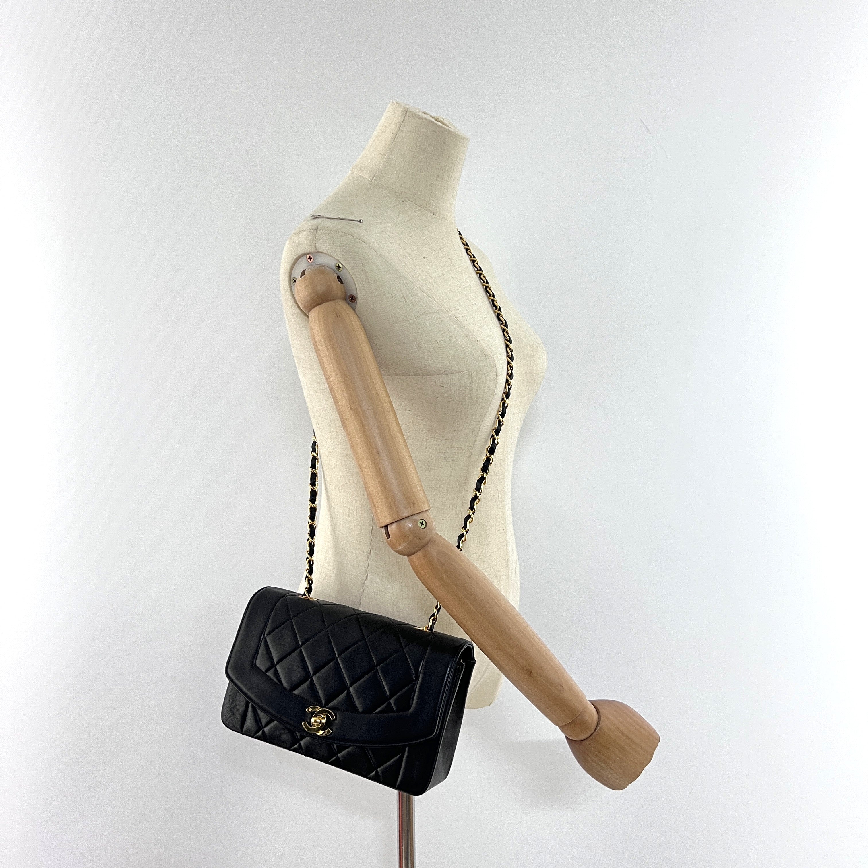 Sac à main CHANEL Diana Small cuir d'agneau noir