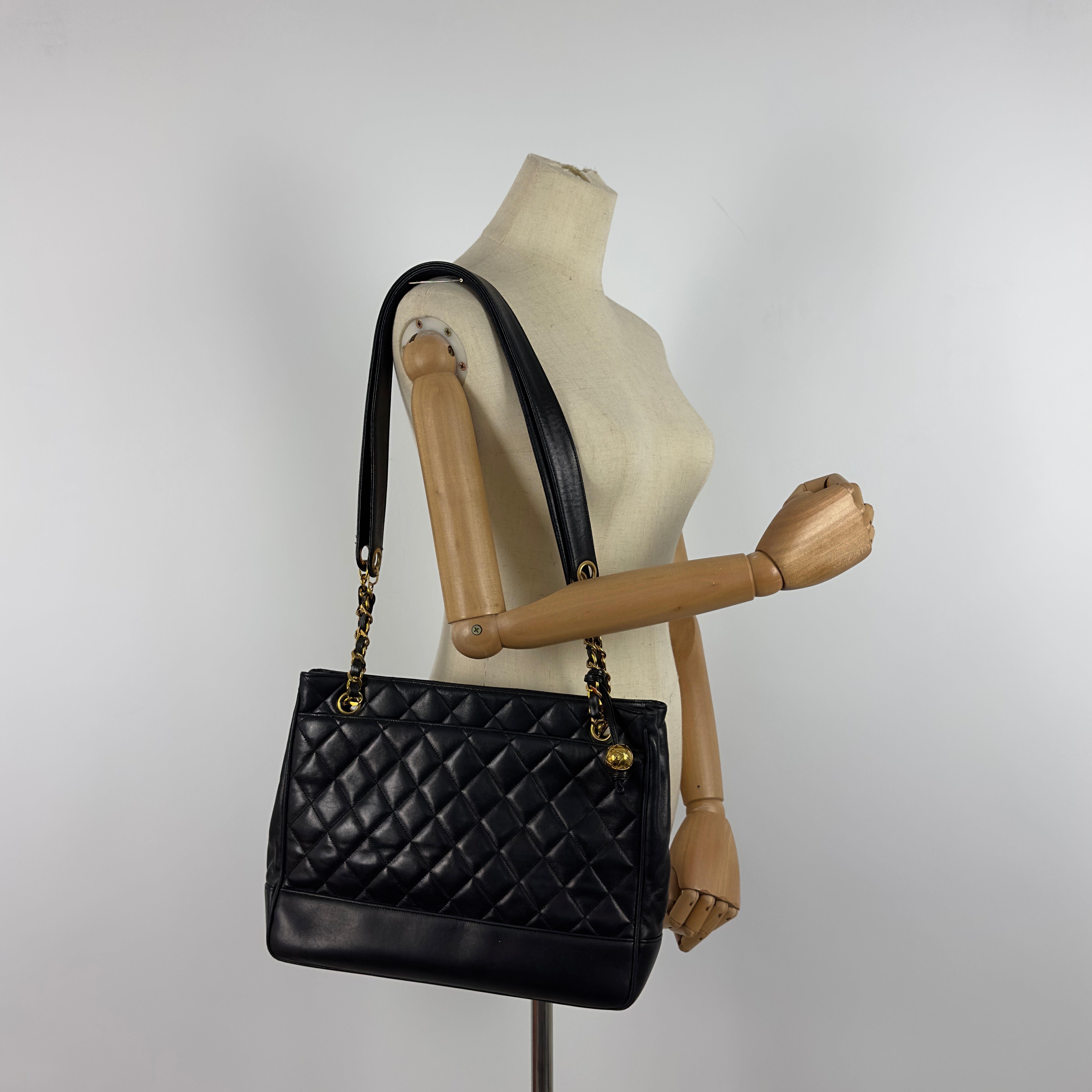 Sac à main CHANEL Tote Matelassé Chain cuir d'agneau noir