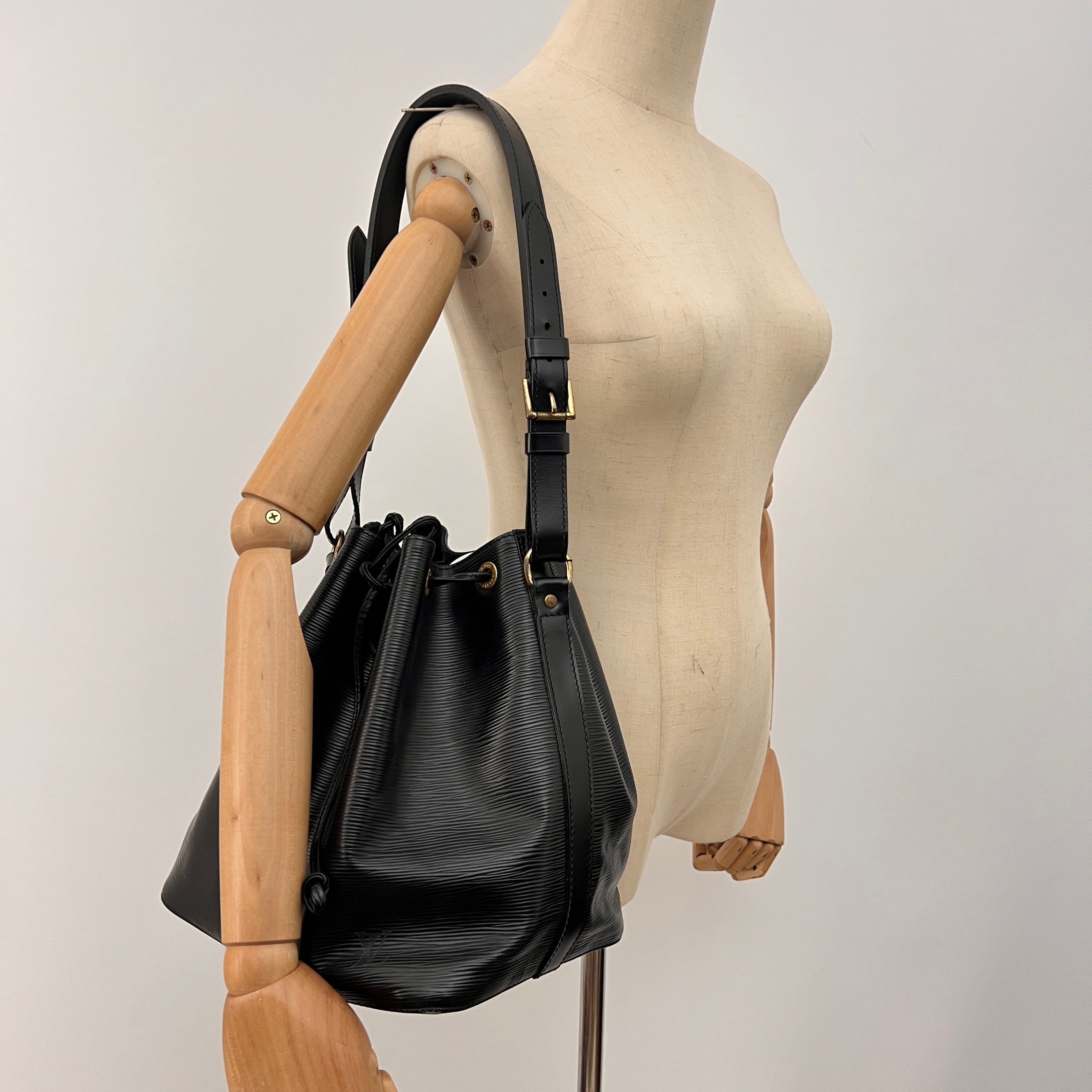 Sac LOUIS VUITTON Noé Petit cuir épi noir