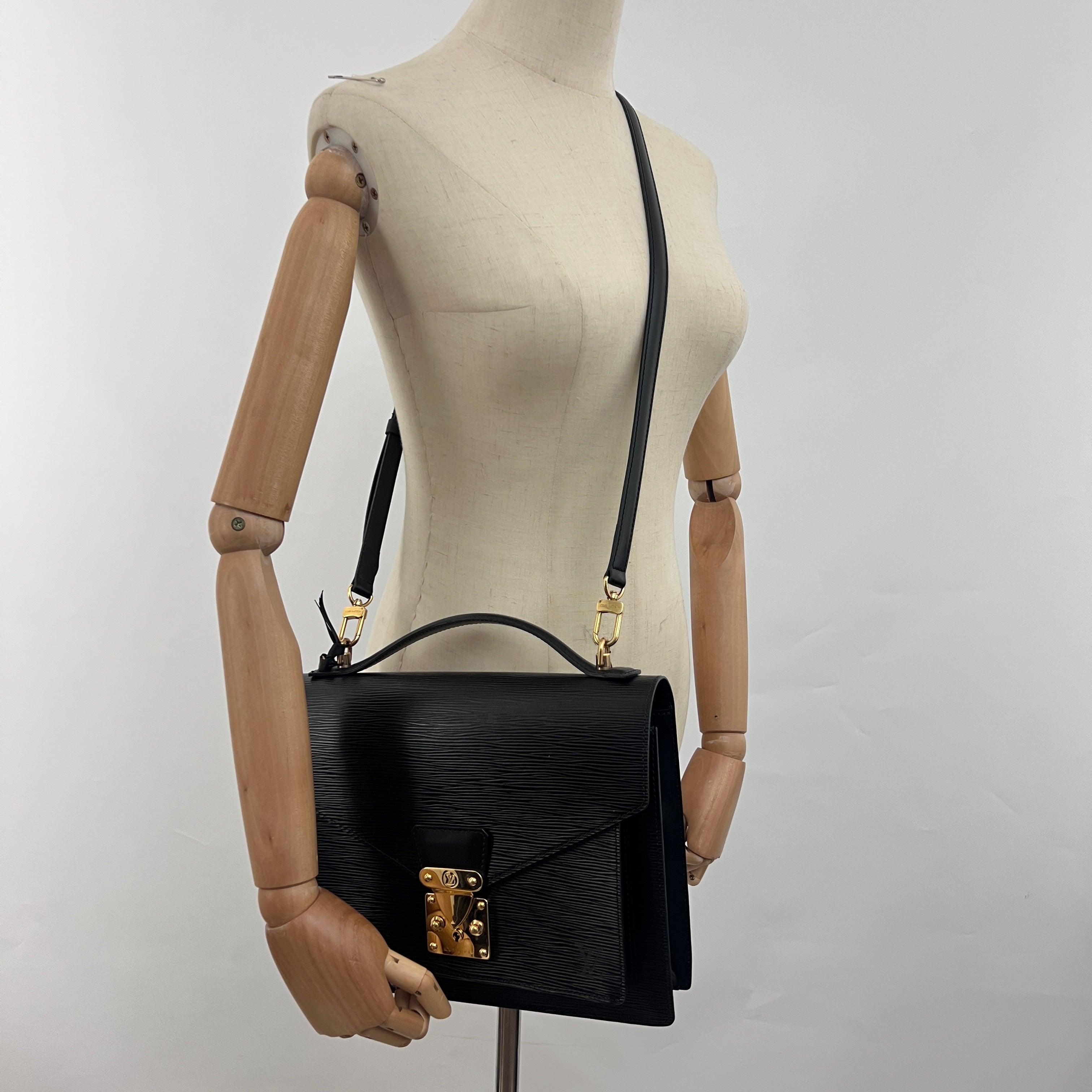 Sac à bandoulière LOUIS VUITTON Monceau 28 cuir épi noir vintage 1994