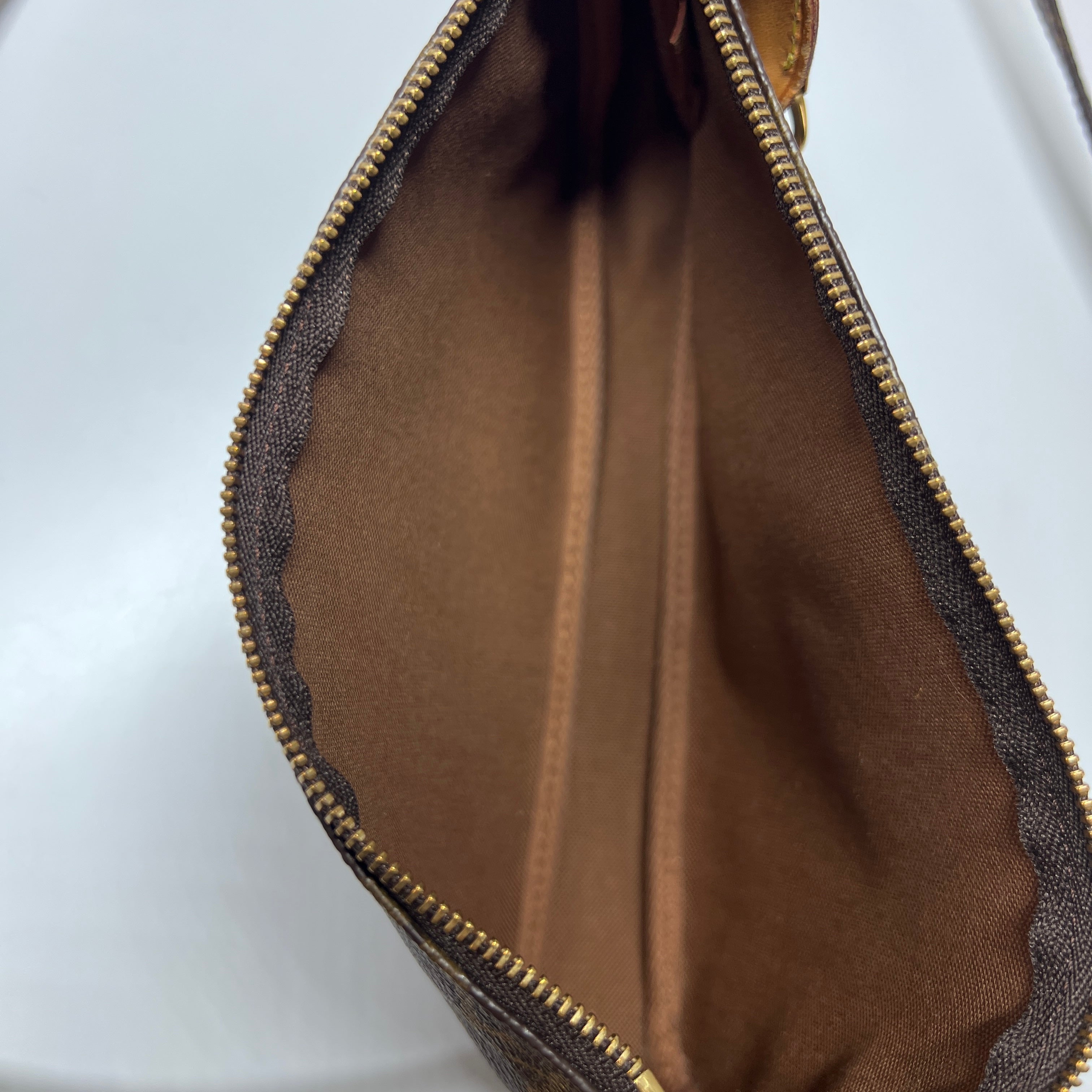 Sac à main LOUIS VUITTON Accessory Pouch toile et cuir marron