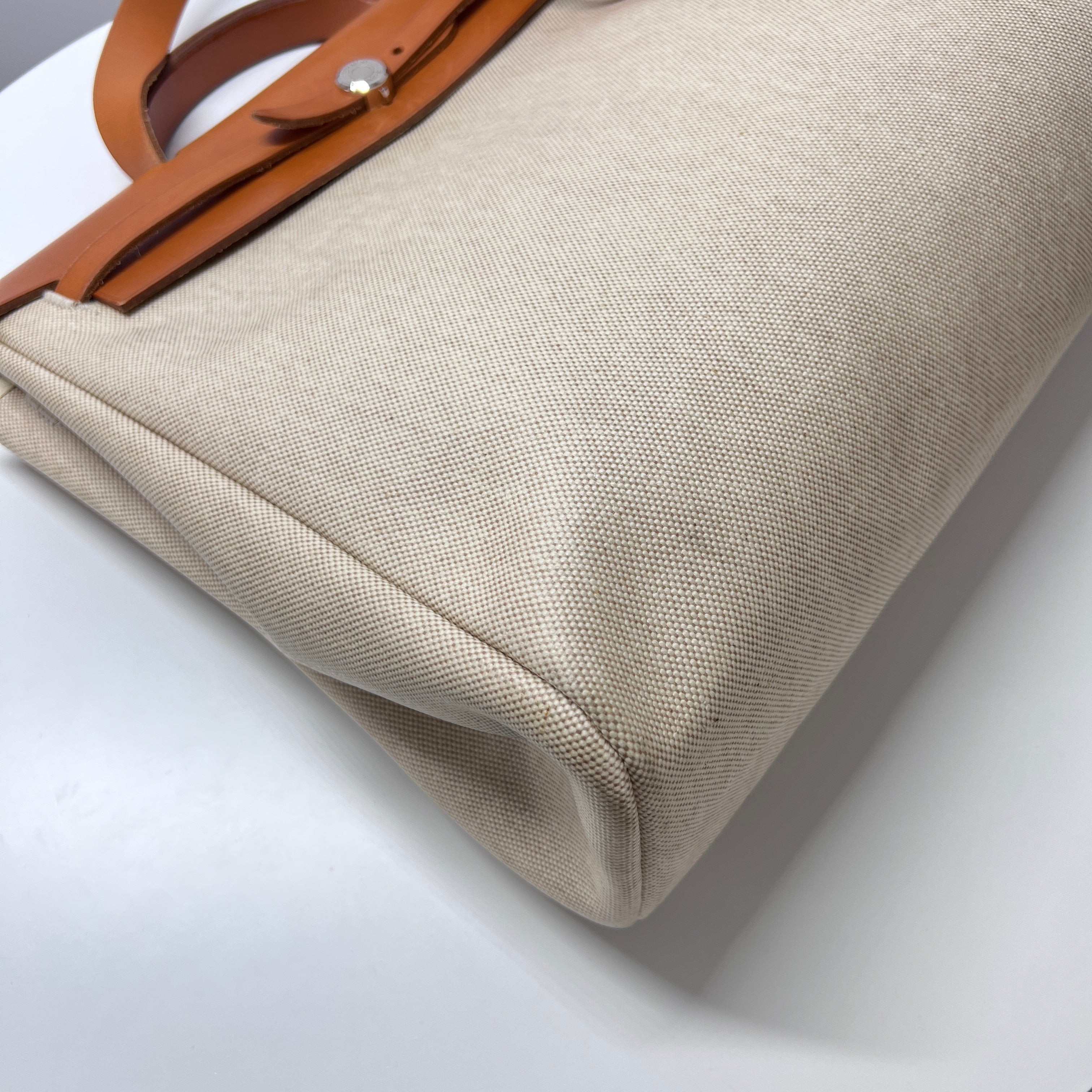 Sac à main HERMES Herbag toile et cuir beige