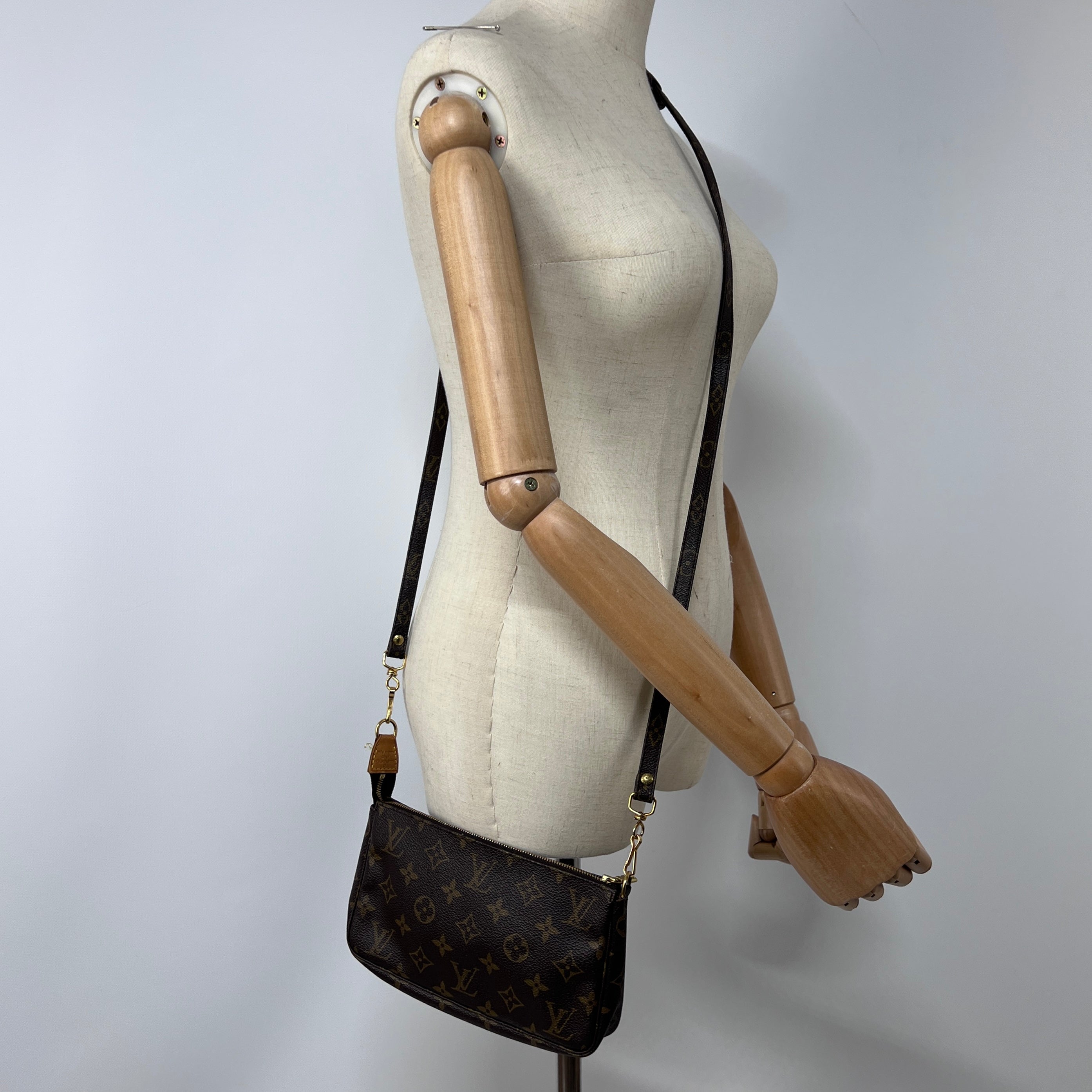 Sac à main LOUIS VUITTON Accessory Pouch toile et cuir marron