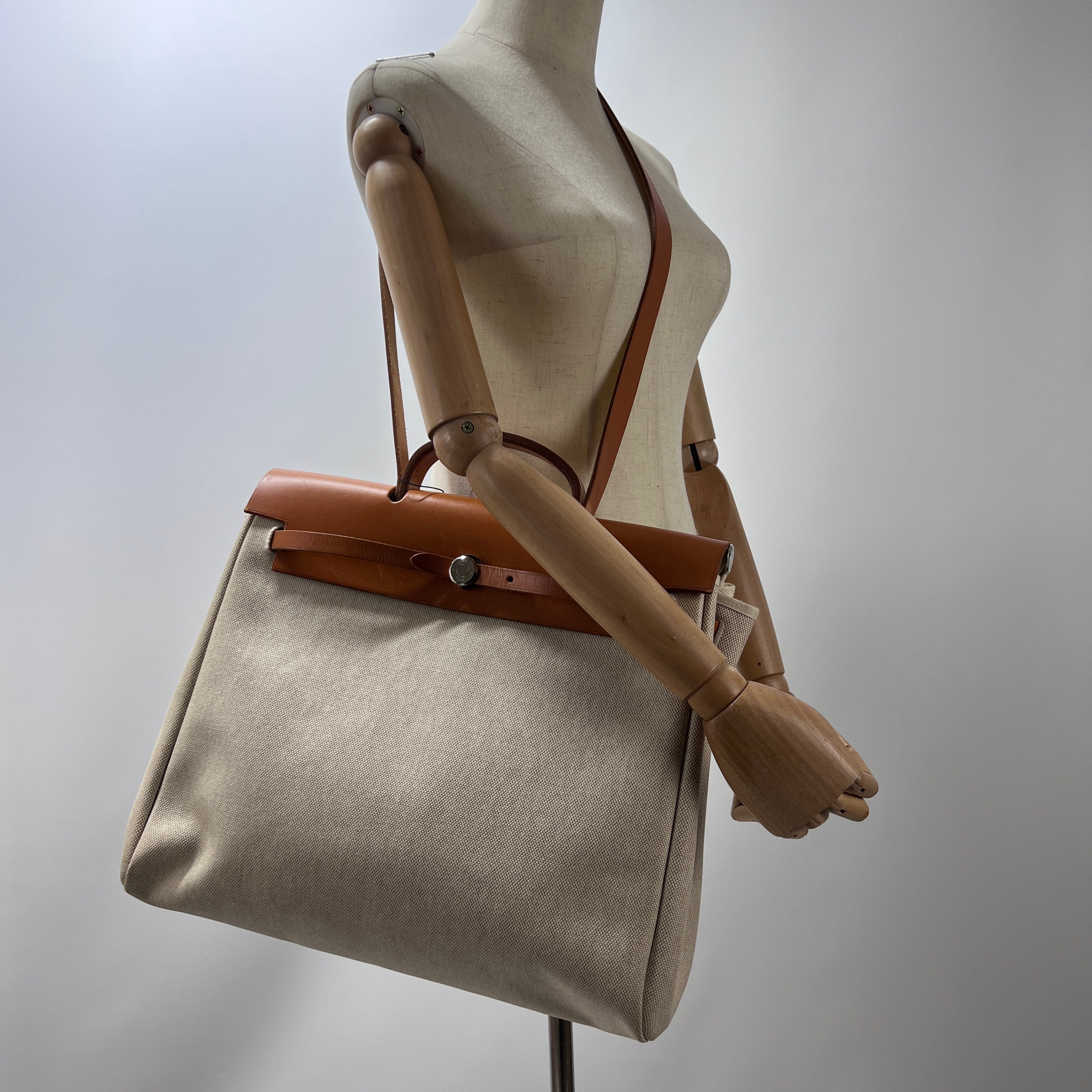 Sac à main HERMES Herbag toile et cuir beige