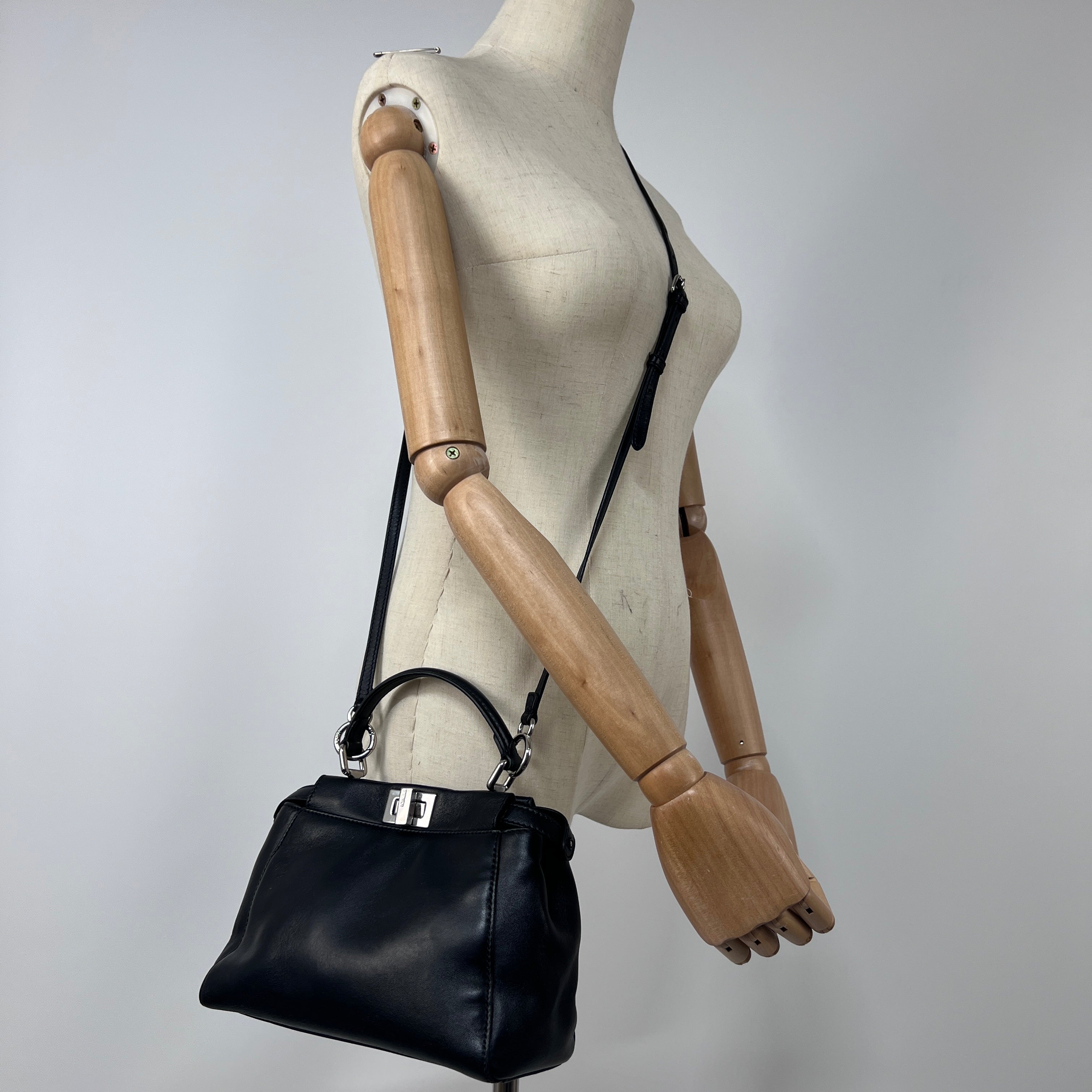 Sac à main FENDI Peekaboo cuir noir