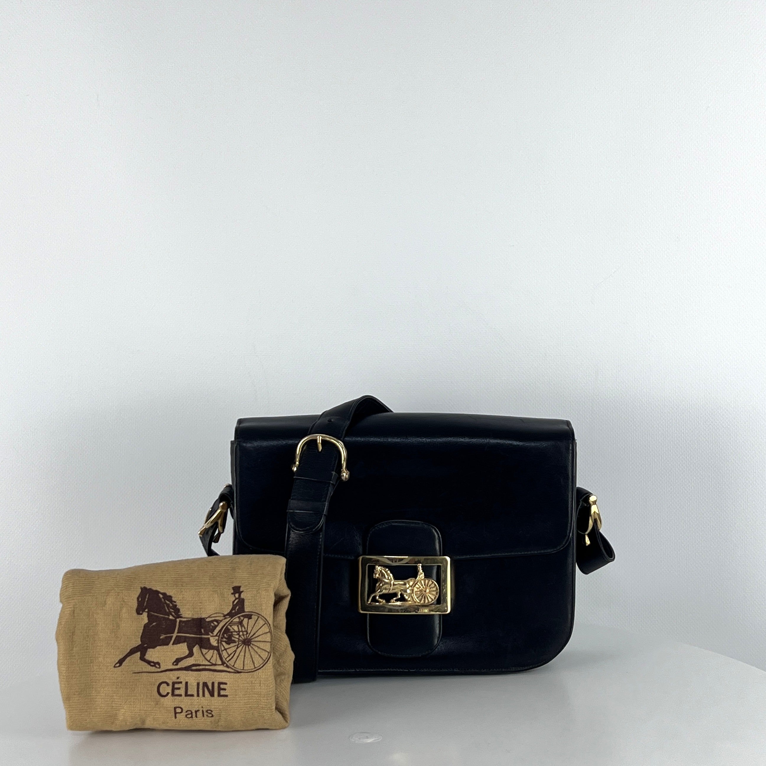 Sac à main CELINE Triomphe cuir noir