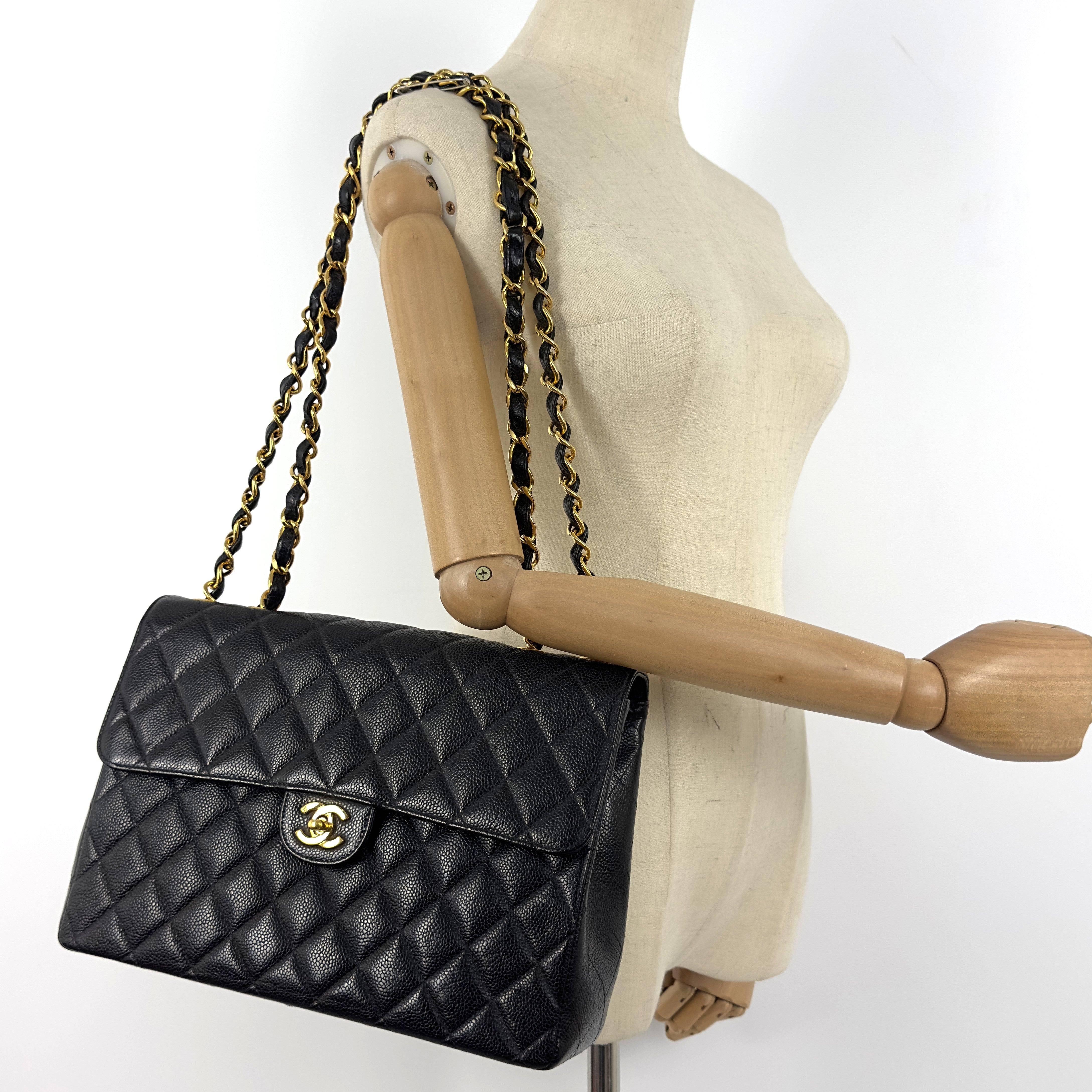 Sac à main CHANEL Timeless Classique Jumbo Single Flap cuir caviar noir