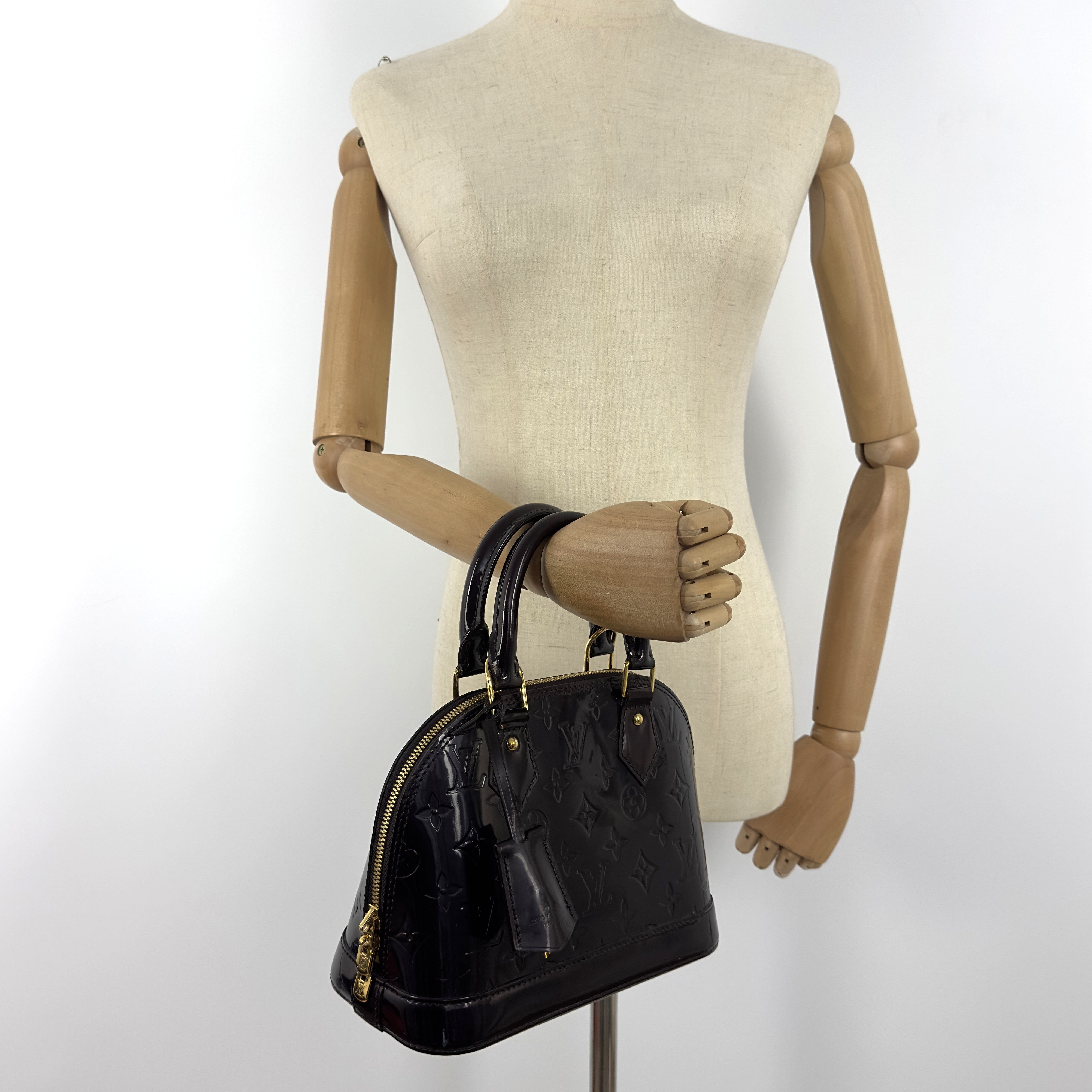 Sac à main LOUIS VUITTON Alma BB cuir verni violet