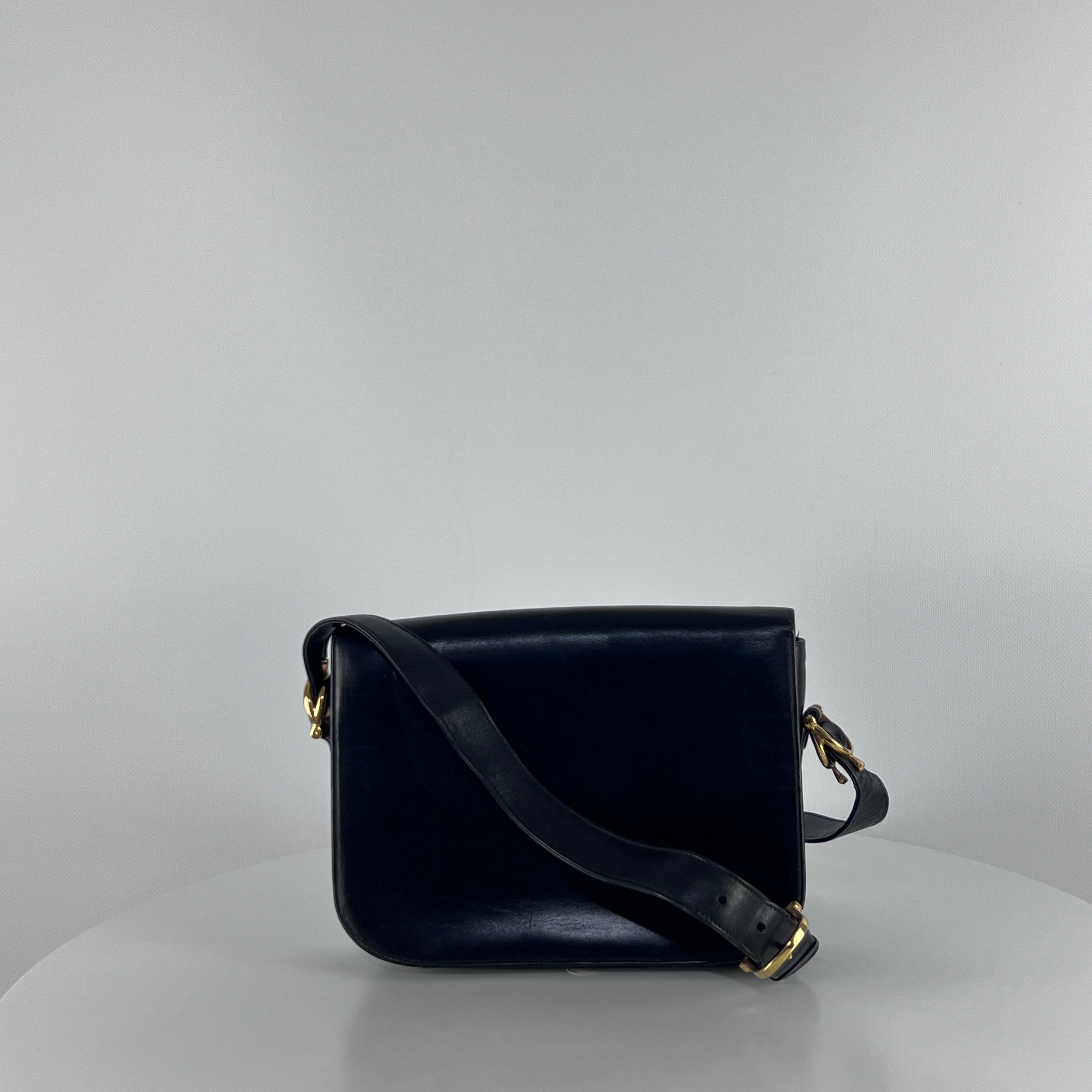 Sac à main CELINE Triomphe cuir noir