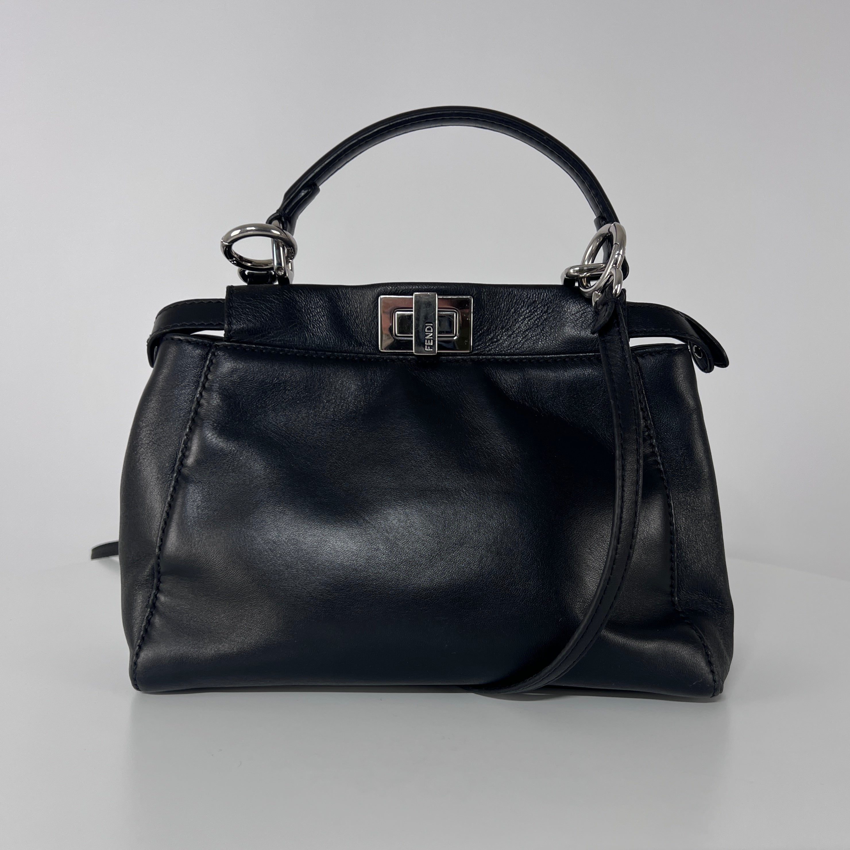 Sac à main FENDI Peekaboo cuir noir