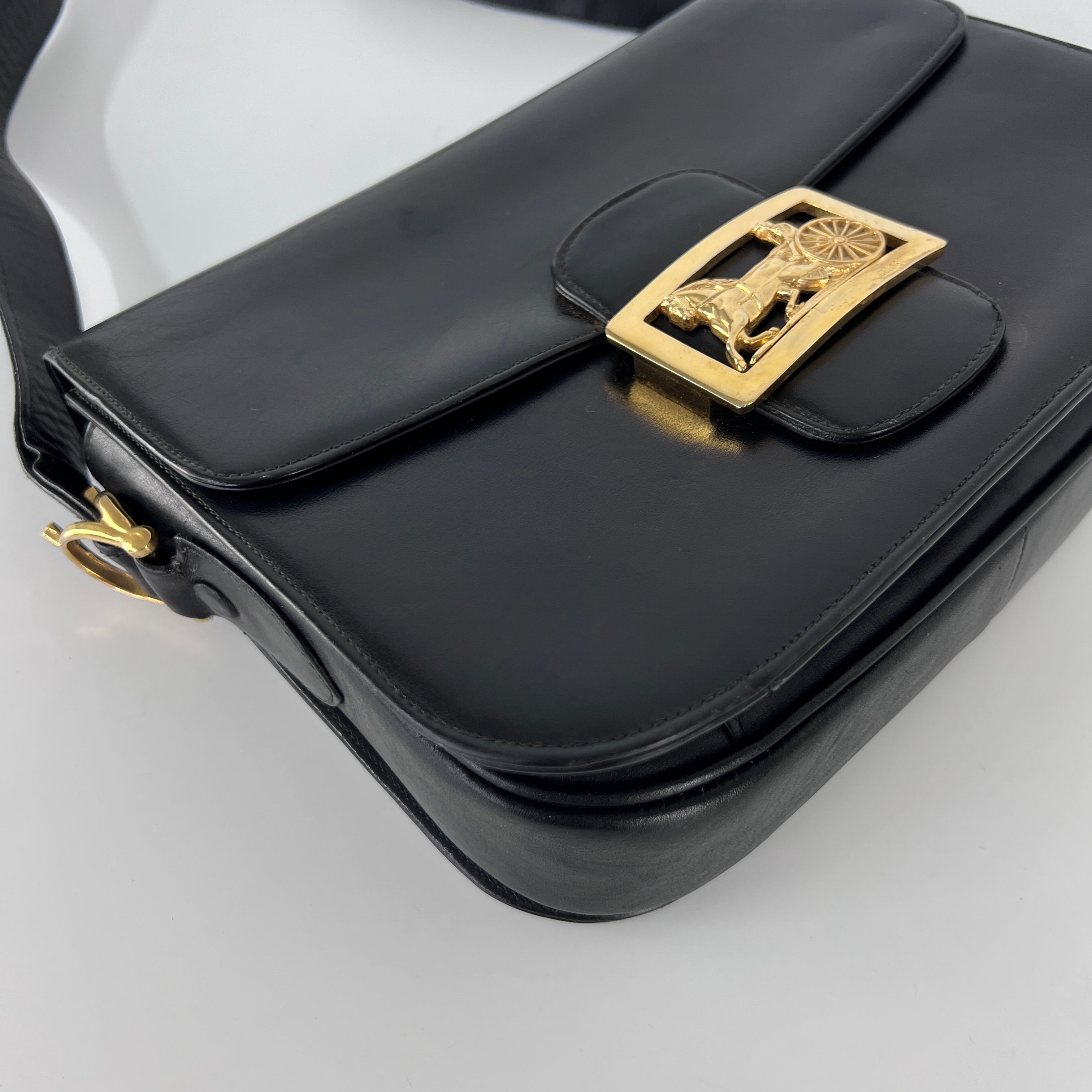 Sac à main CELINE Triomphe cuir noir