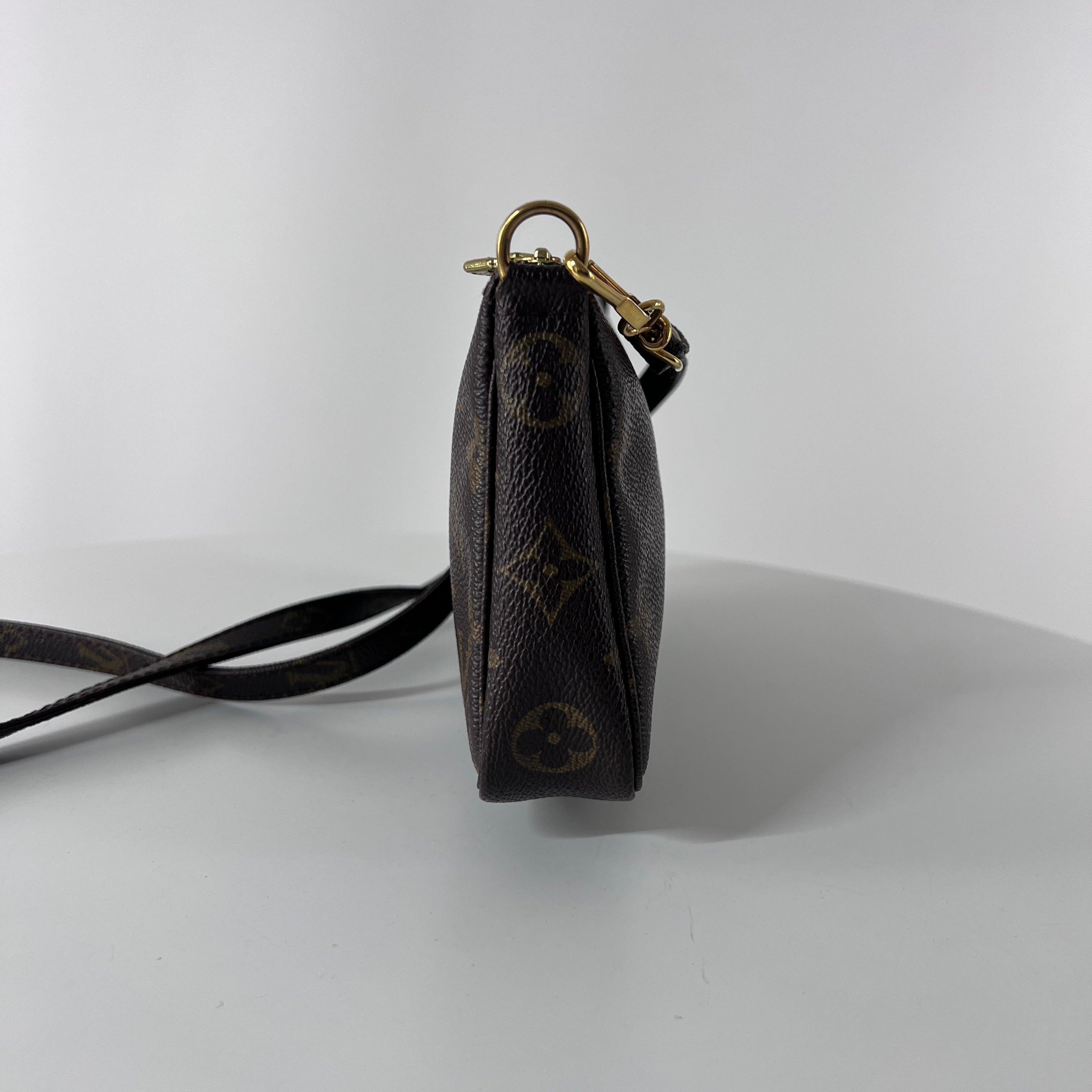 Sac à main LOUIS VUITTON Accessory Pouch toile et cuir marron