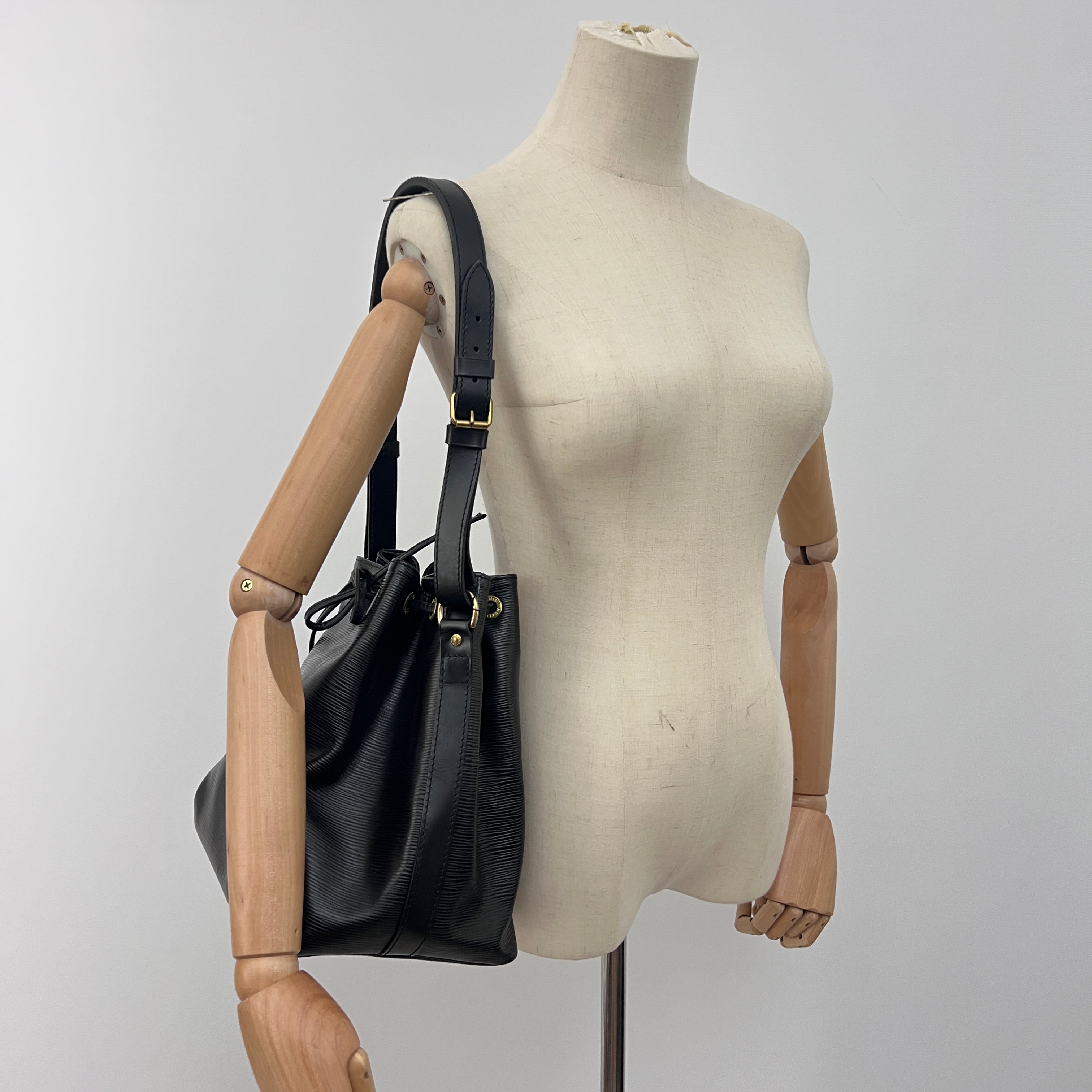 Sac LOUIS VUITTON Noé Petit cuir épi noir