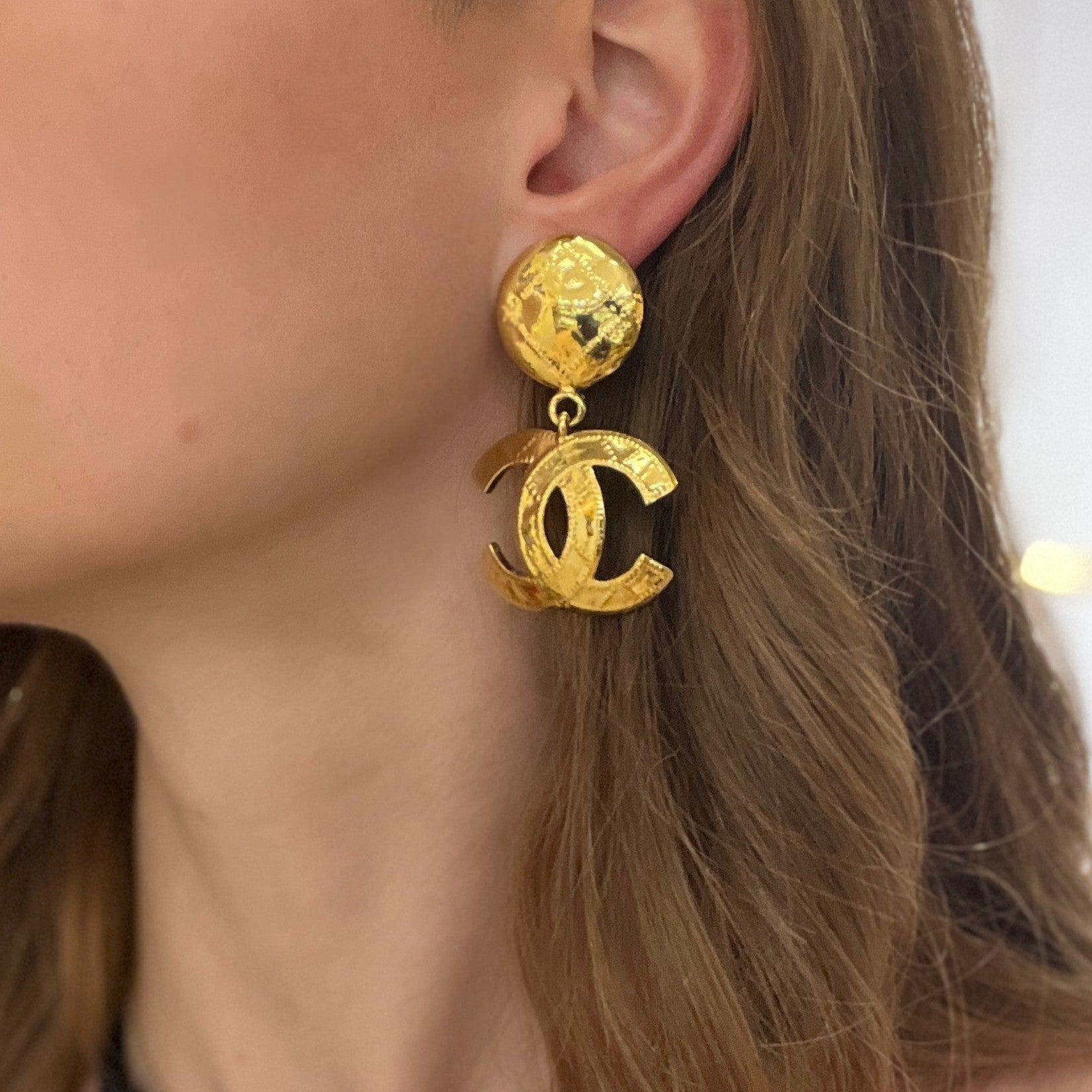 Boucles d'oreilles CHANEL CC Clip On métal doré