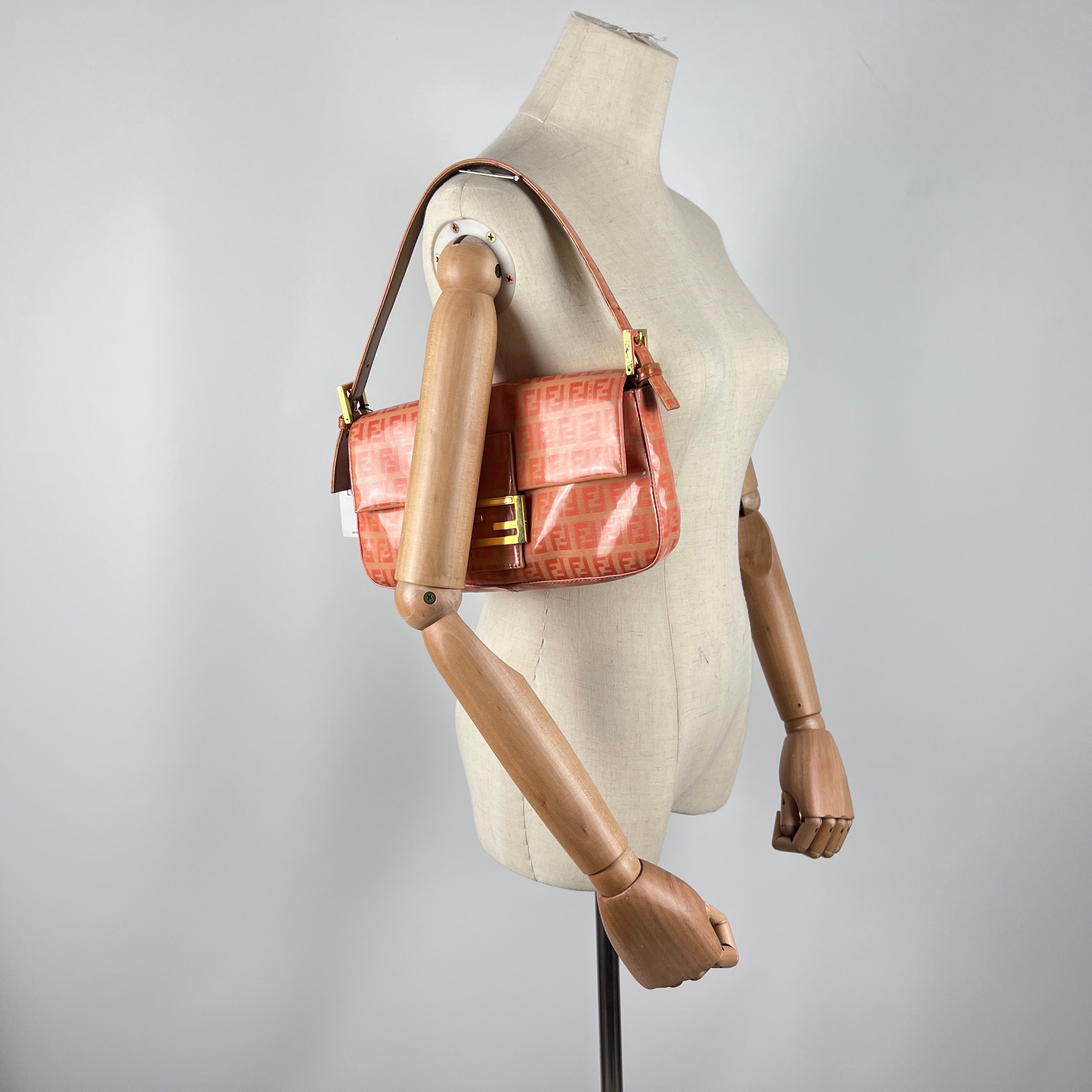 Sac à main FENDI Mamma Baguette vinyle orange