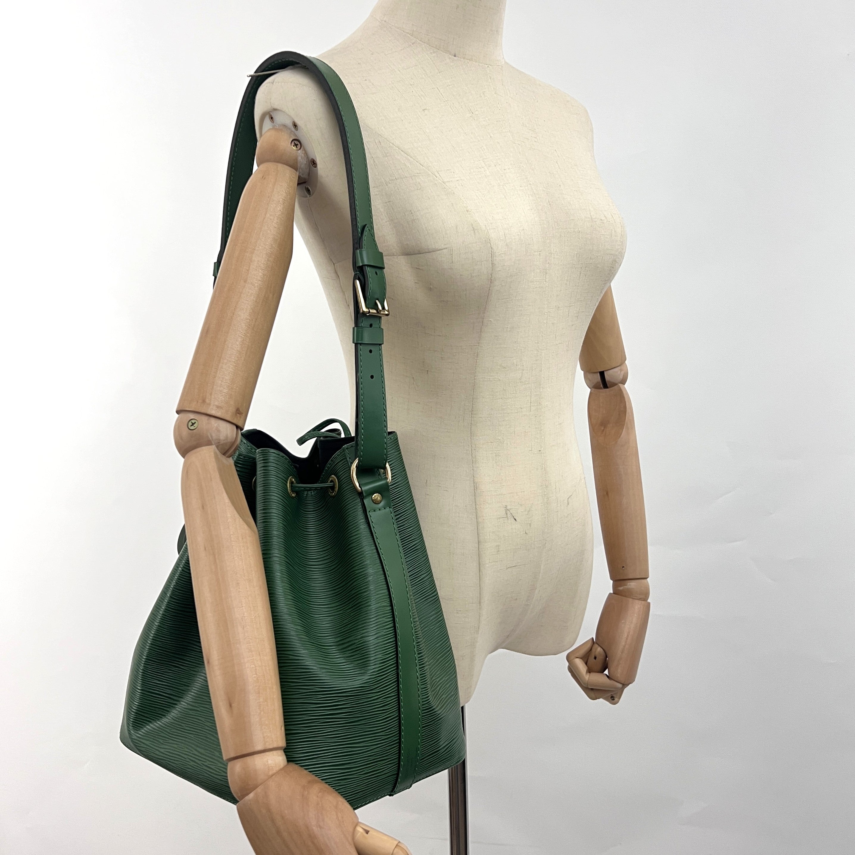Sac LOUIS VUITTON Noé Petit cuir épi vert vintage 1993