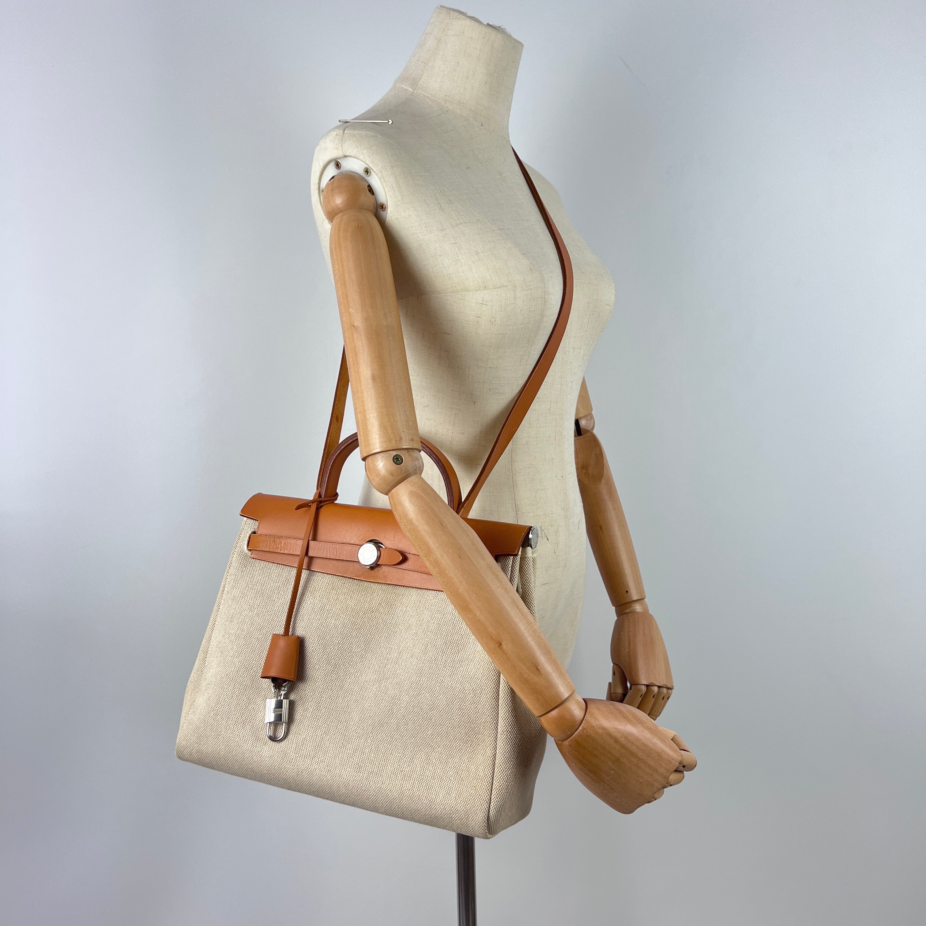 Sac à main HERMES Herbag toile et cuir marron