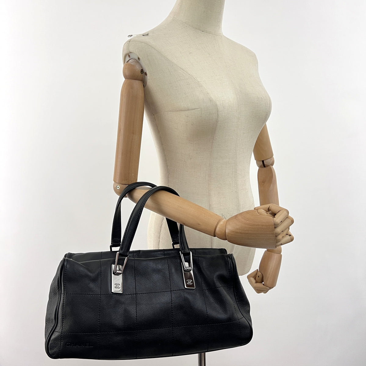 Sac CHANEL Boston Chocolate Bar cuir caviar noir vintage 2003-2004