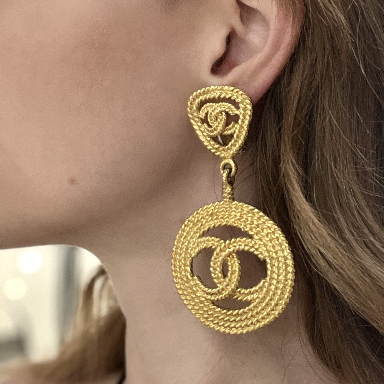 Boucles d'oreilles CHANEL CC Clip On métal doré