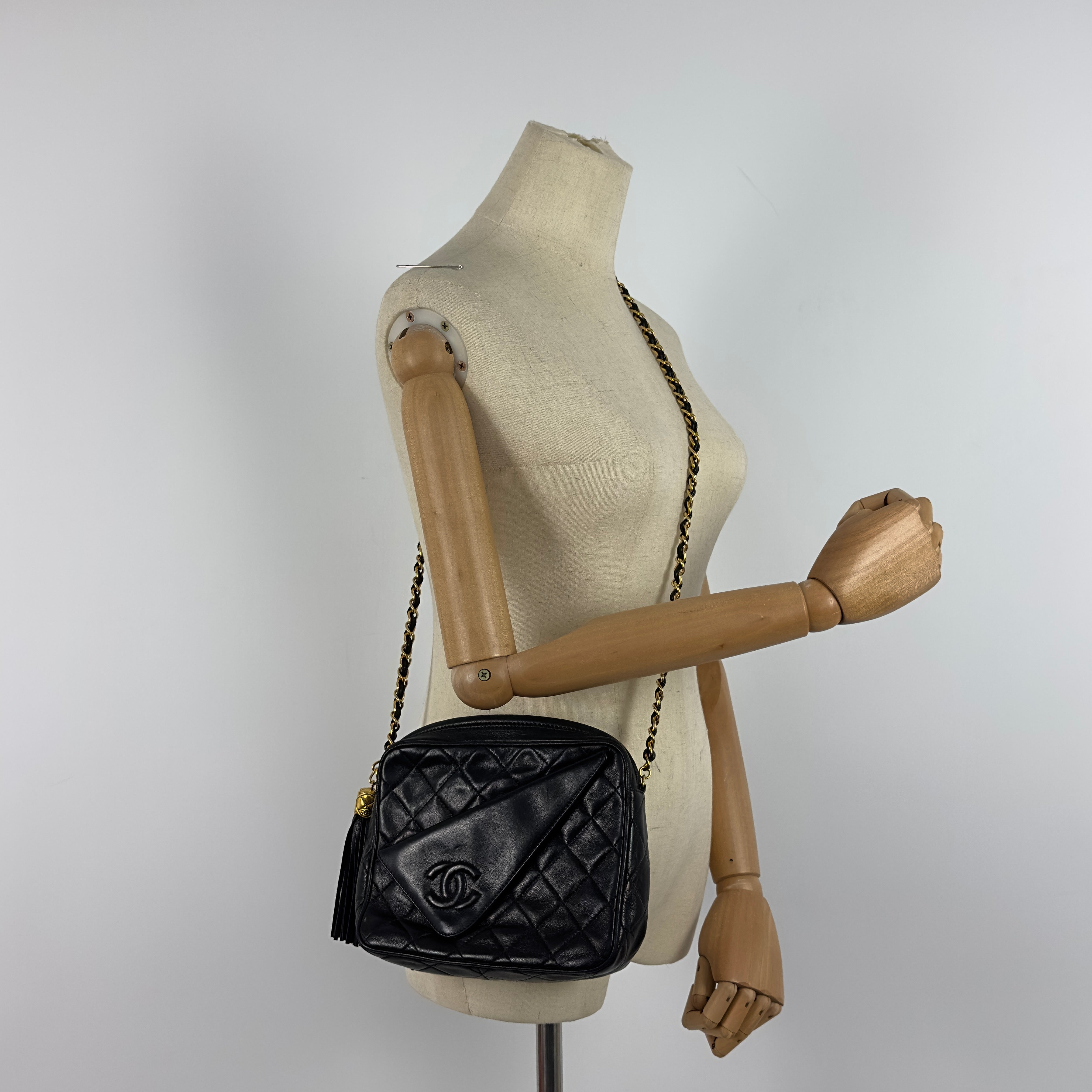 Sac à main CHANEL Camera Chain cuir d'agneau noir